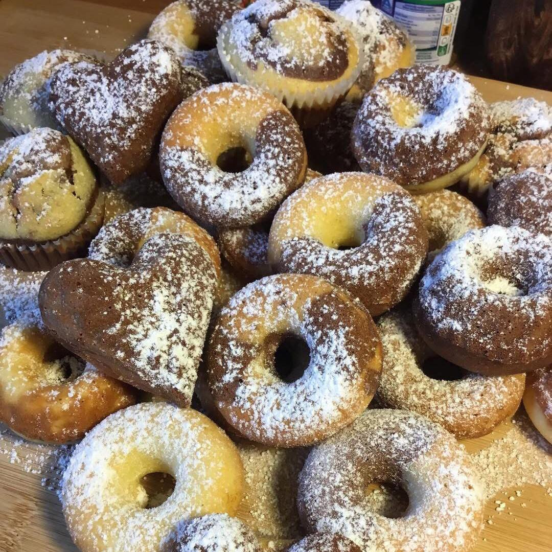 Mini tortine al cioccolato e vaniglia: dolce morbido con farina, uova e cacao