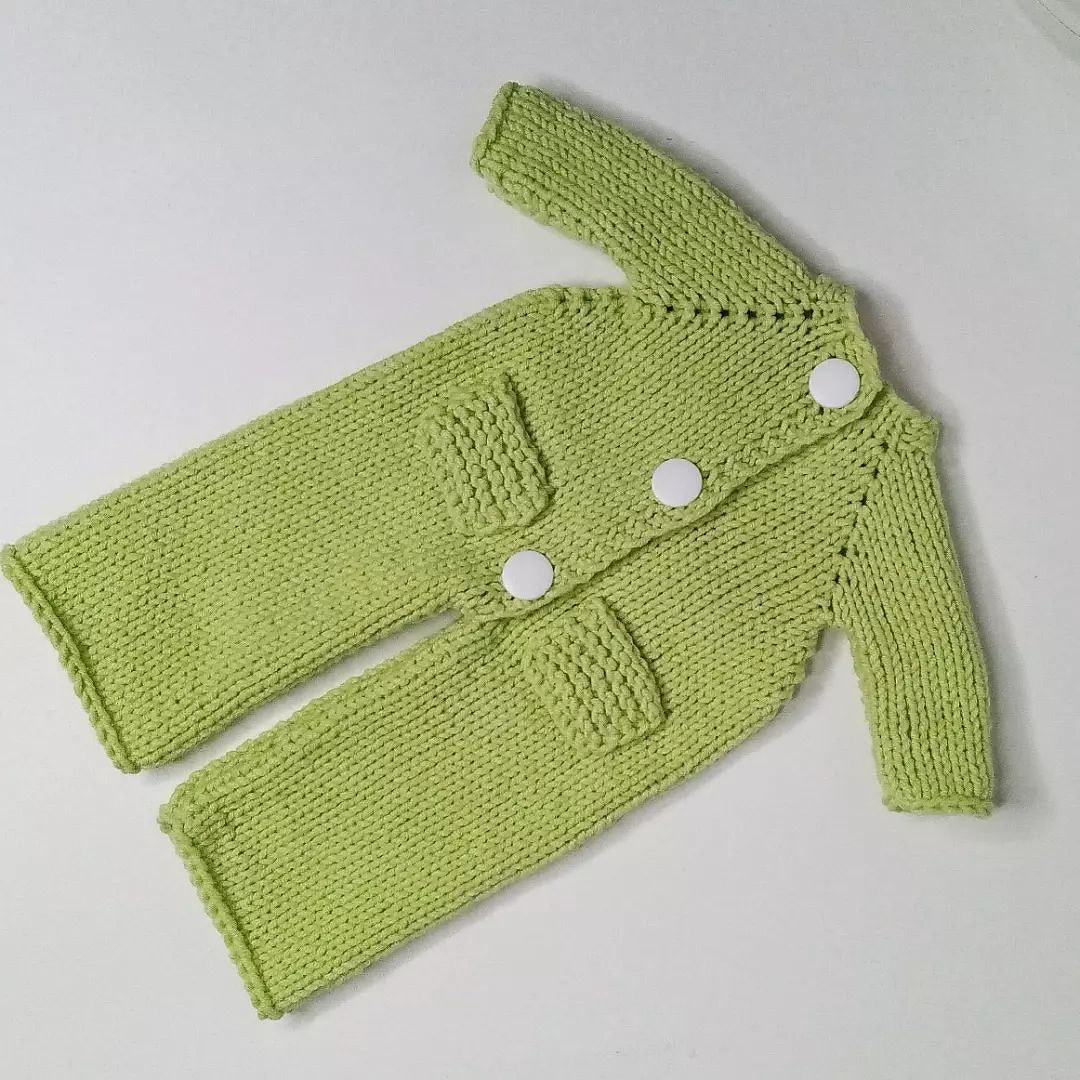 МК комбинезон для куклы спицами: пошаговая инструкция вязания зеленого костюма с карманами