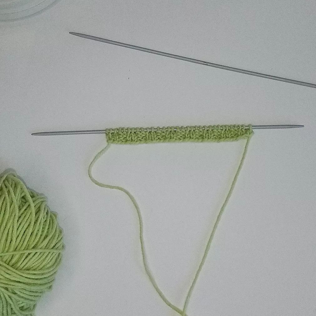 МК комбинезон для куклы спицами: пошаговая инструкция вязания зеленого костюма с карманами