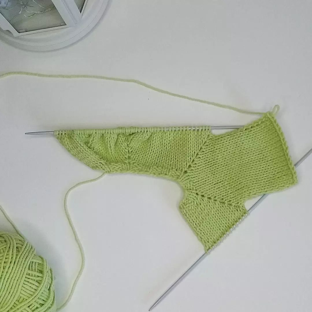 МК комбинезон для куклы спицами: пошаговая инструкция вязания зеленого костюма с карманами