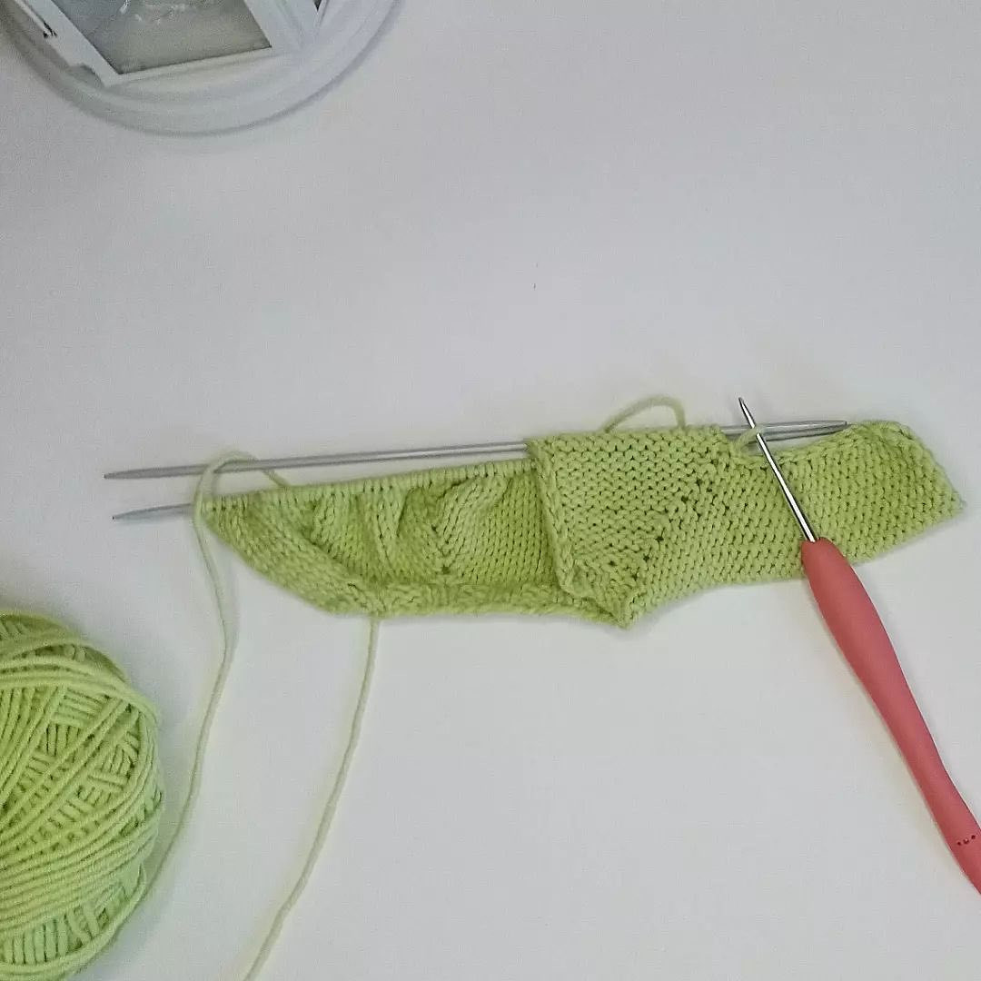 МК комбинезон для куклы спицами: пошаговая инструкция вязания зеленого костюма с карманами