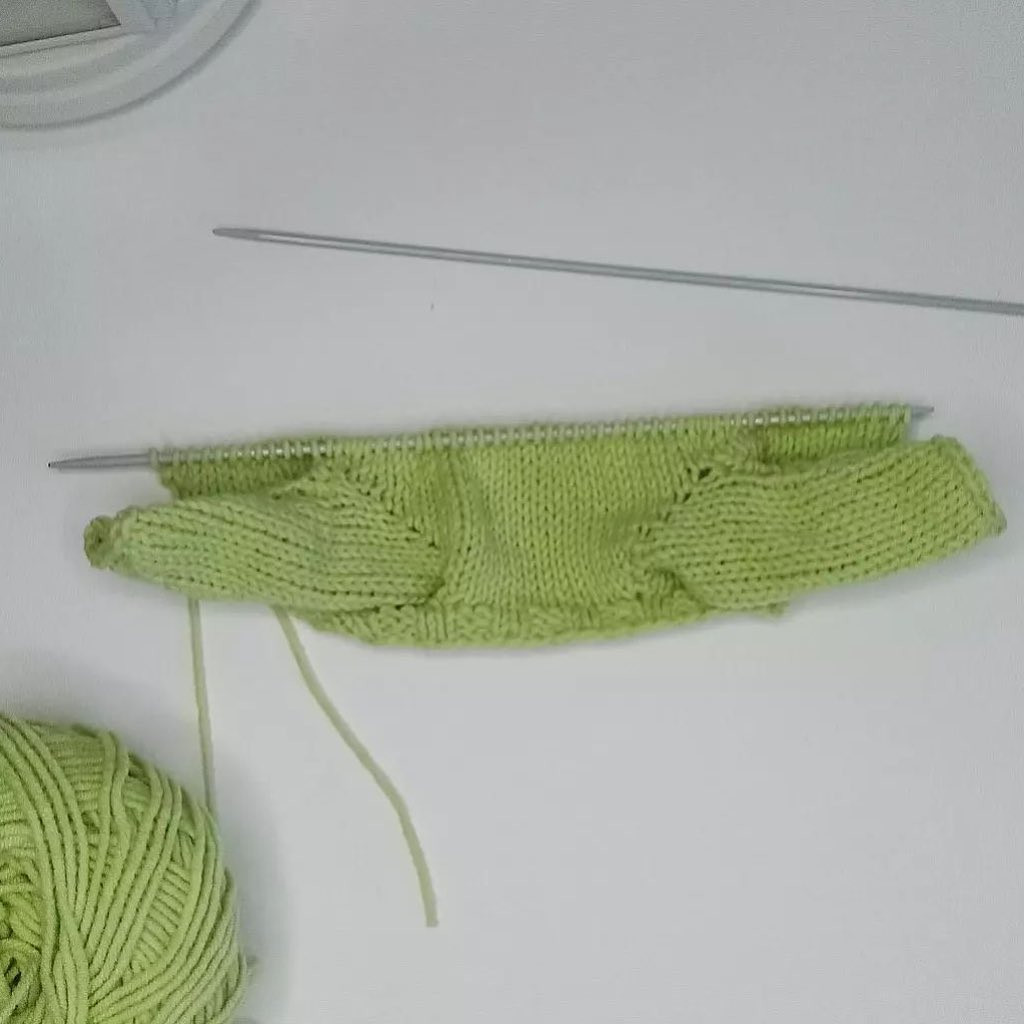 МК комбинезон для куклы спицами: пошаговая инструкция вязания зеленого костюма с карманами