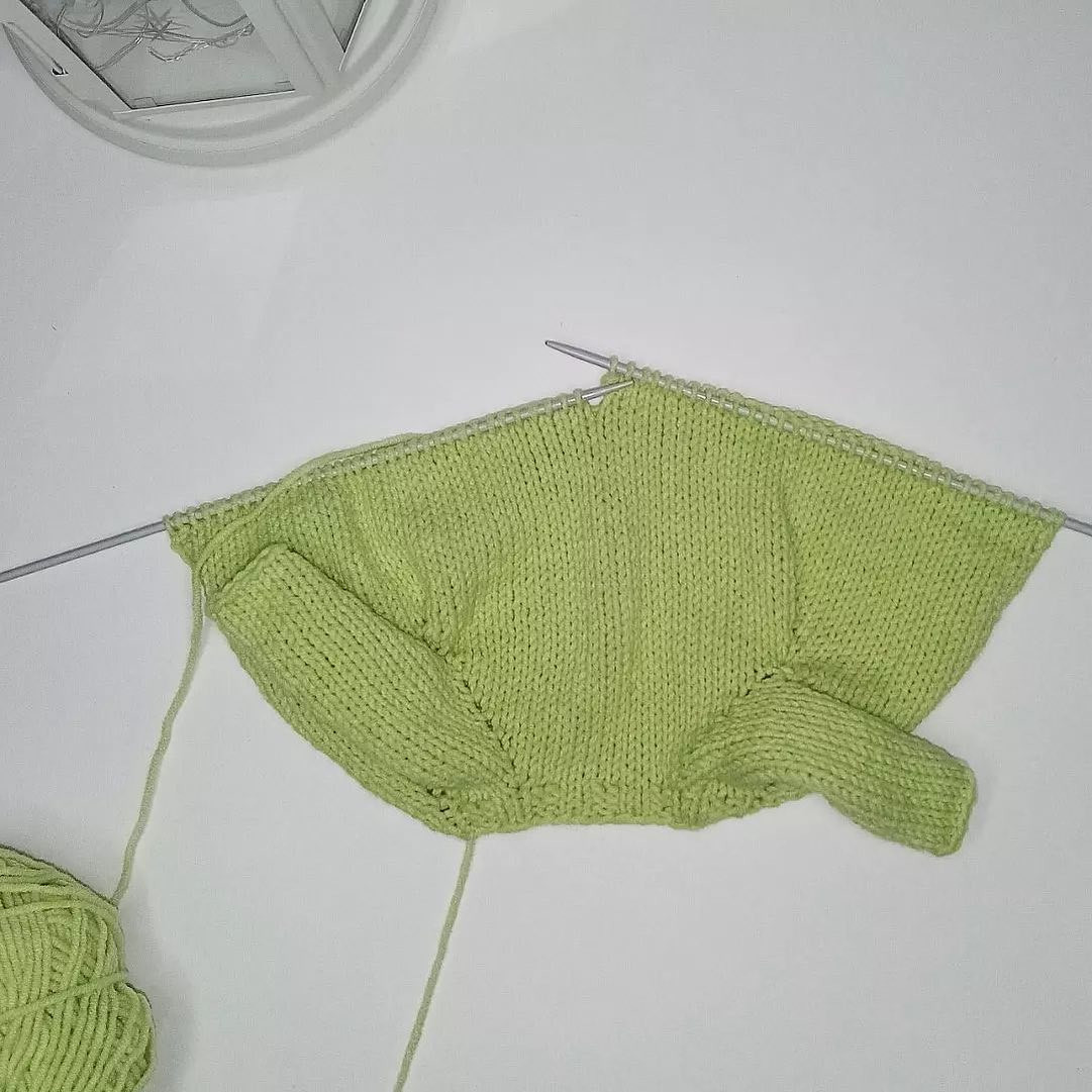 МК комбинезон для куклы спицами: пошаговая инструкция вязания зеленого костюма с карманами