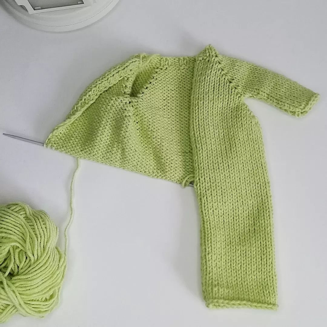 МК комбинезон для куклы спицами: пошаговая инструкция вязания зеленого костюма с карманами