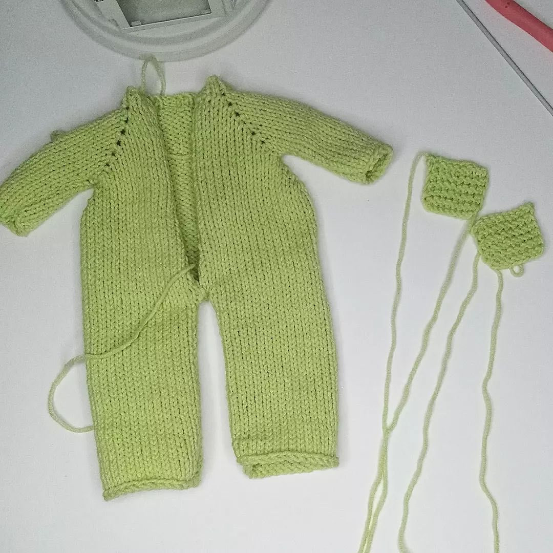 МК комбинезон для куклы спицами: пошаговая инструкция вязания зеленого костюма с карманами