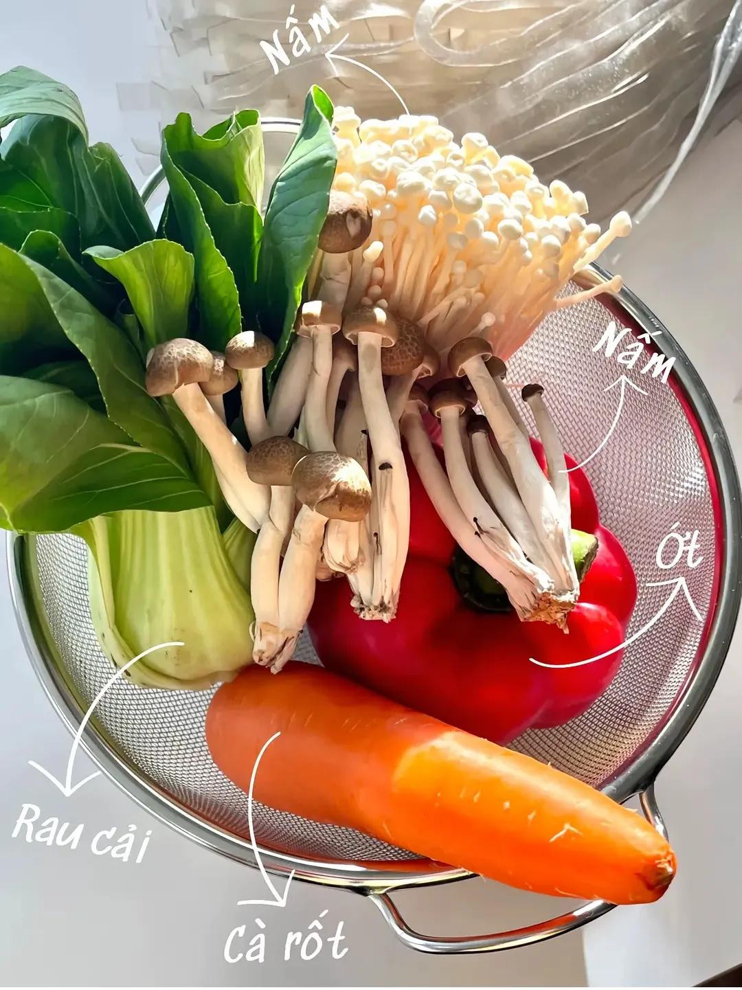 Món ăn miến xào thập cẩm với thịt băm, nấm và rau củ tươi ngon