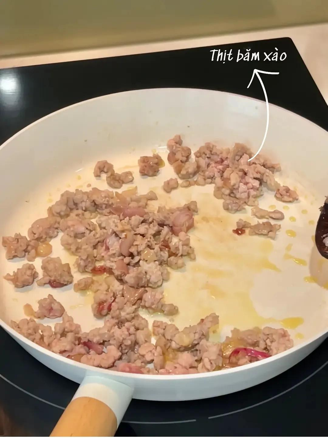 Món ăn miến xào thập cẩm với thịt băm, nấm và rau củ tươi ngon