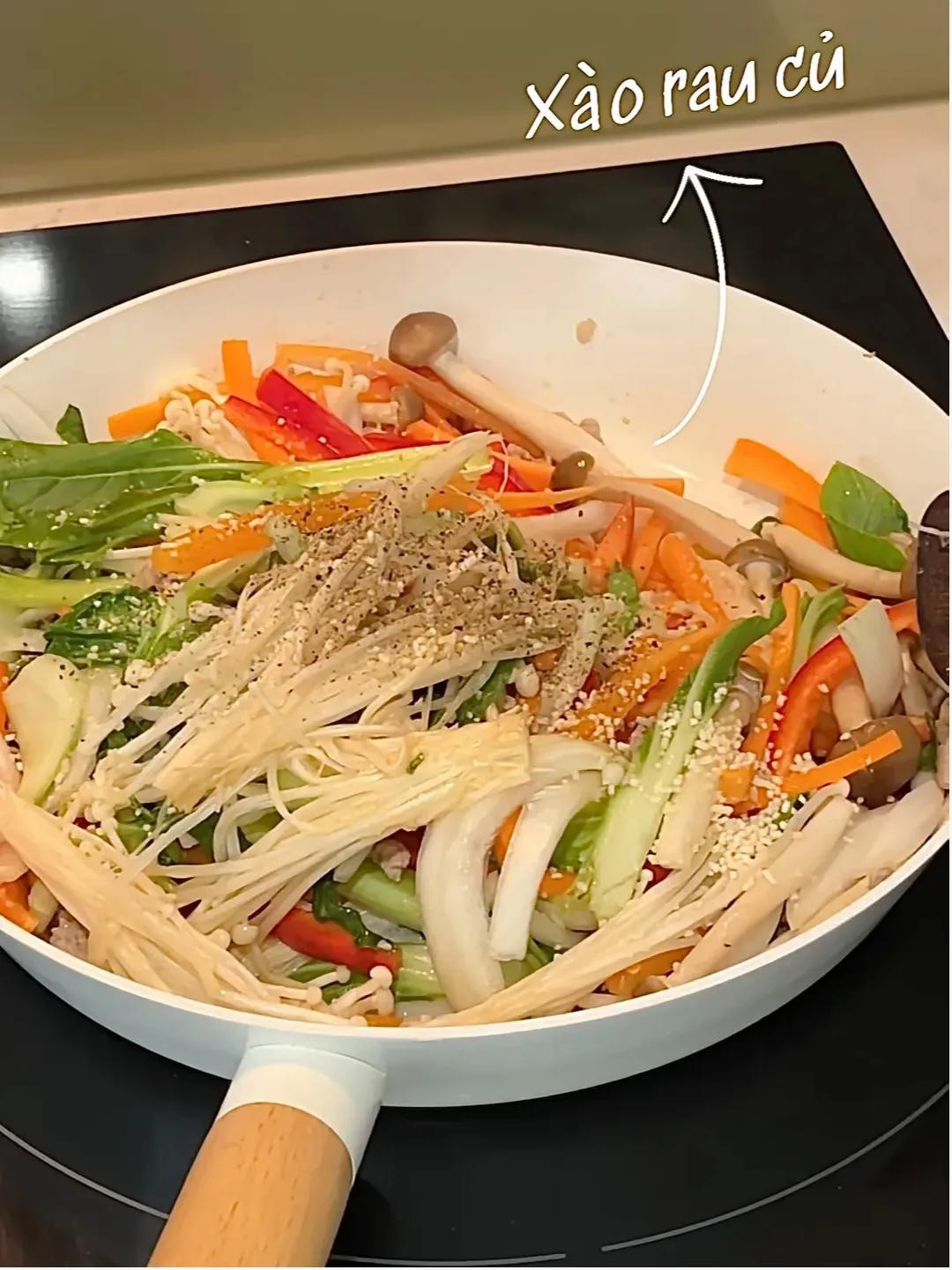 Món ăn miến xào thập cẩm với thịt băm, nấm và rau củ tươi ngon