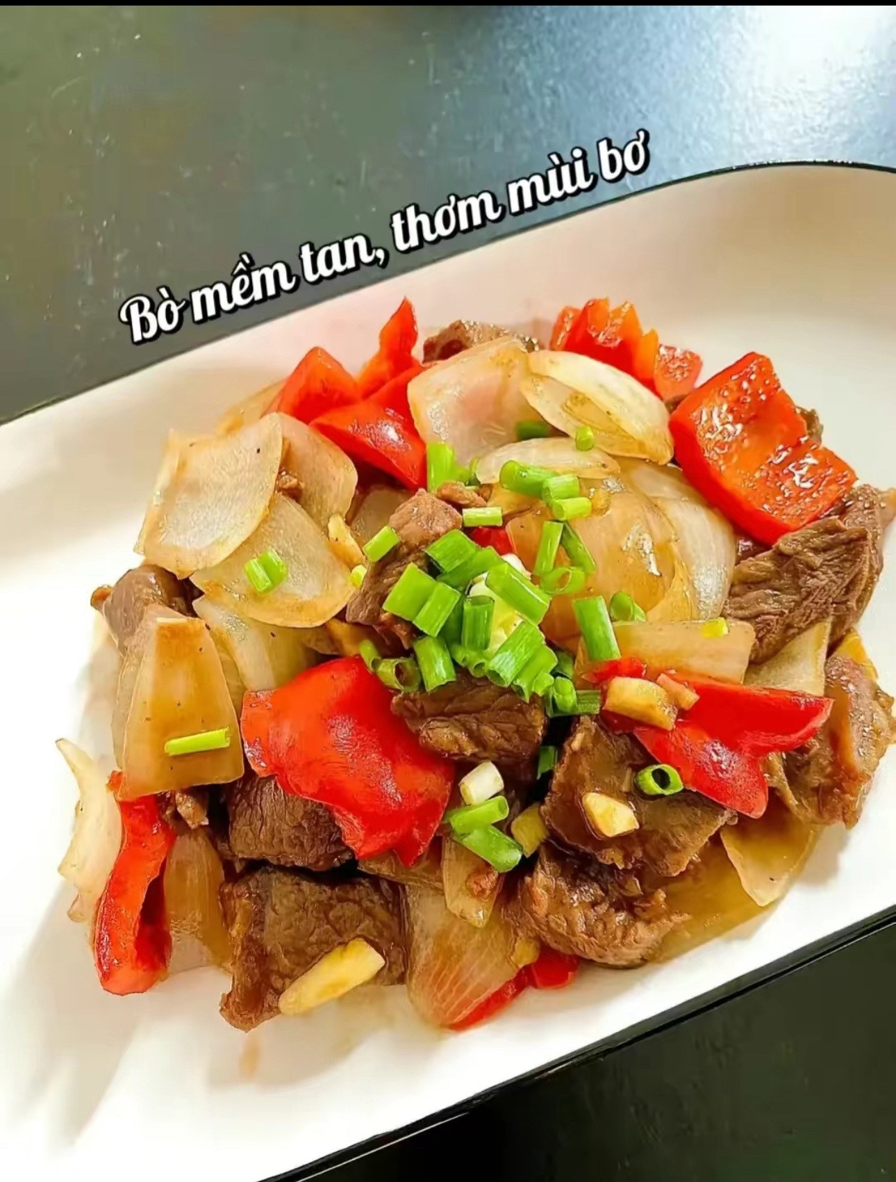 Món bò lúc lắc thơm mềm hấp dẫn, ướp cùng sữa Ông Thọ và xào giòn với ớt chuông, hành tây