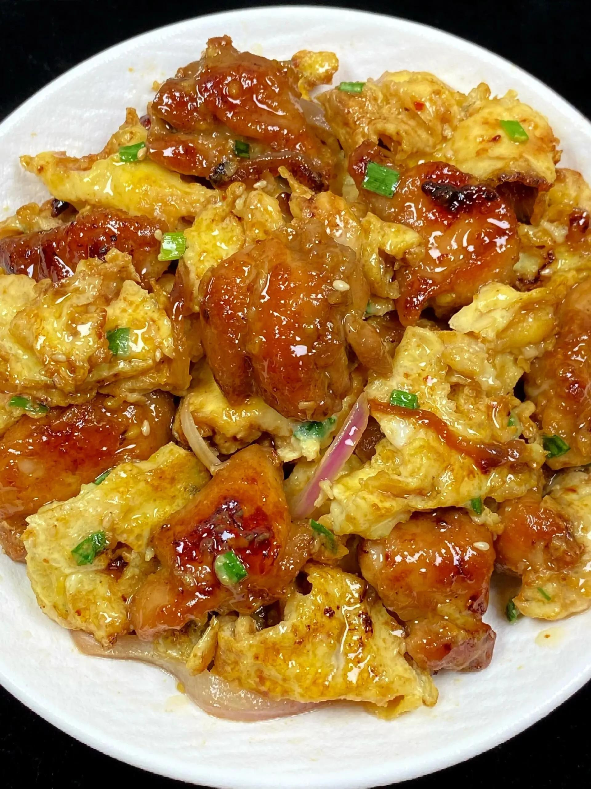 Món đùi gà rút xương chiên trứng vàng óng, sốt đậm đà