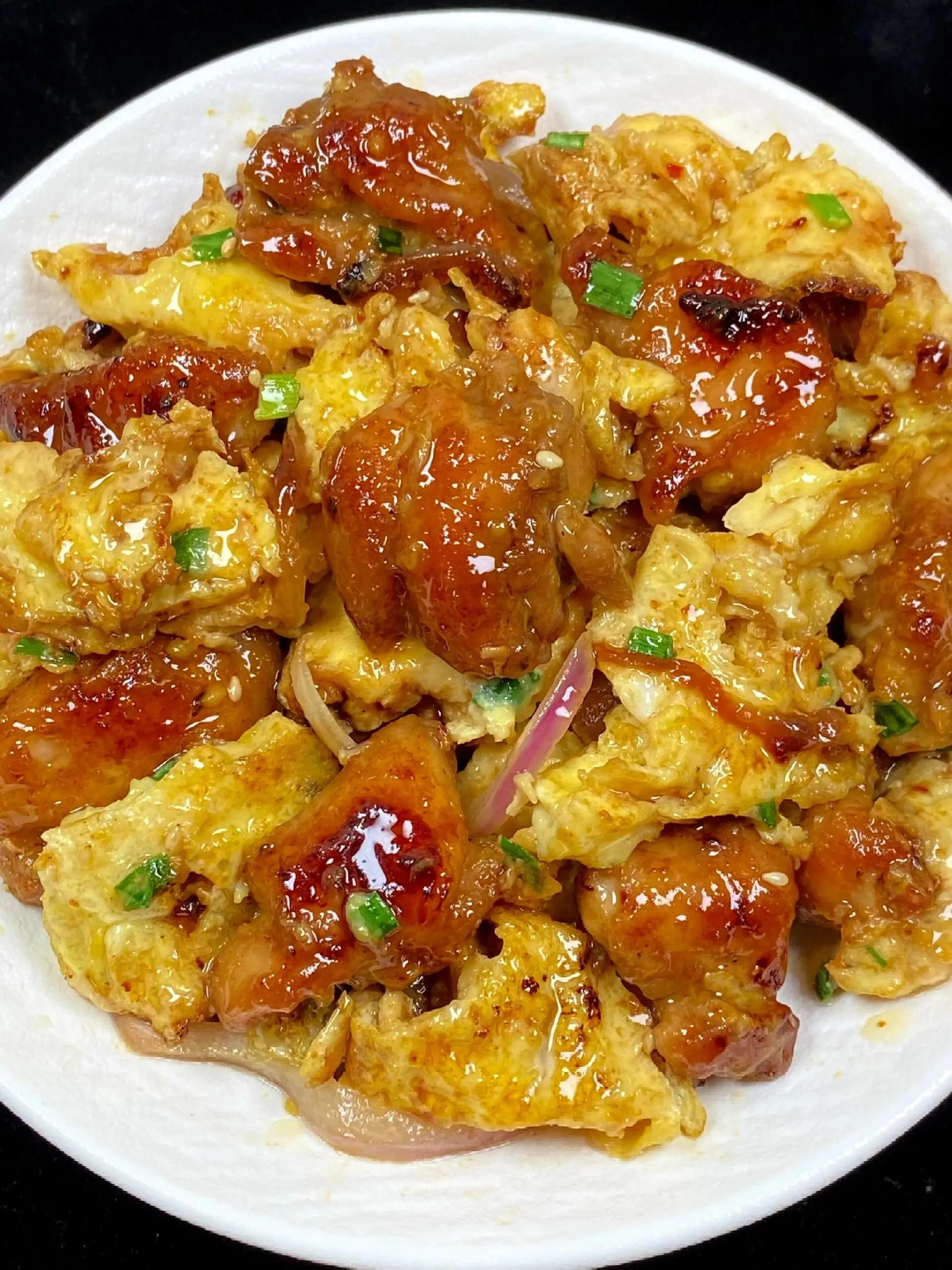 Món đùi gà rút xương chiên trứng vàng óng, sốt đậm đà