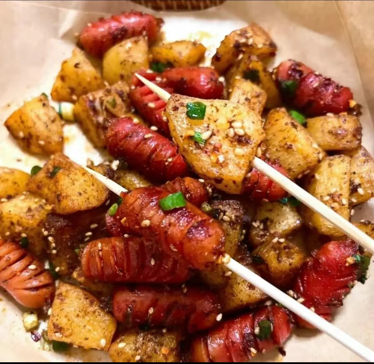 Món khoai tây chiên giòn kết hợp xúc xích nướng thơm lừng, tẩm gia vị đậm đà