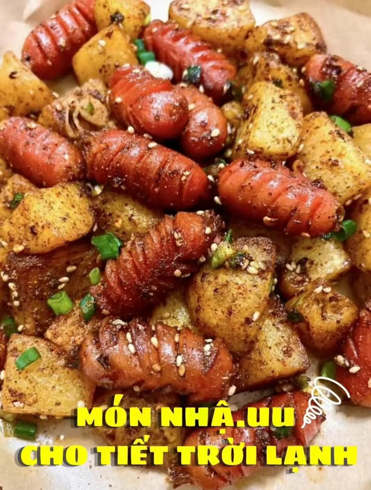 Món khoai tây chiên giòn kết hợp xúc xích nướng thơm lừng, tẩm gia vị đậm đà