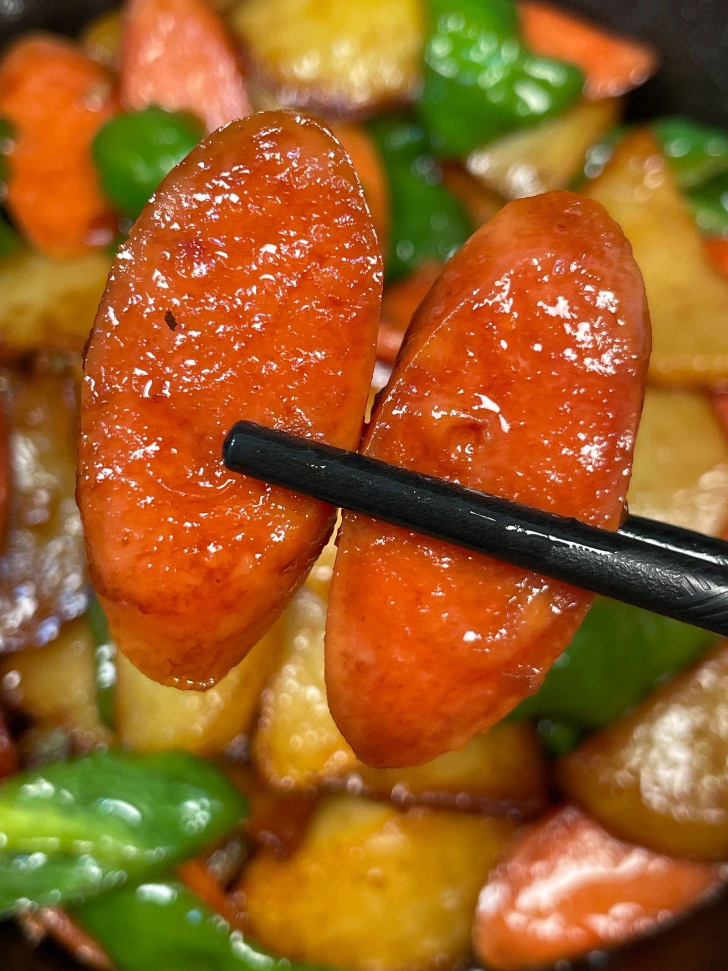 Món khoai tây chiên giòn xào xúc xích và ớt chuông sốt nước tương