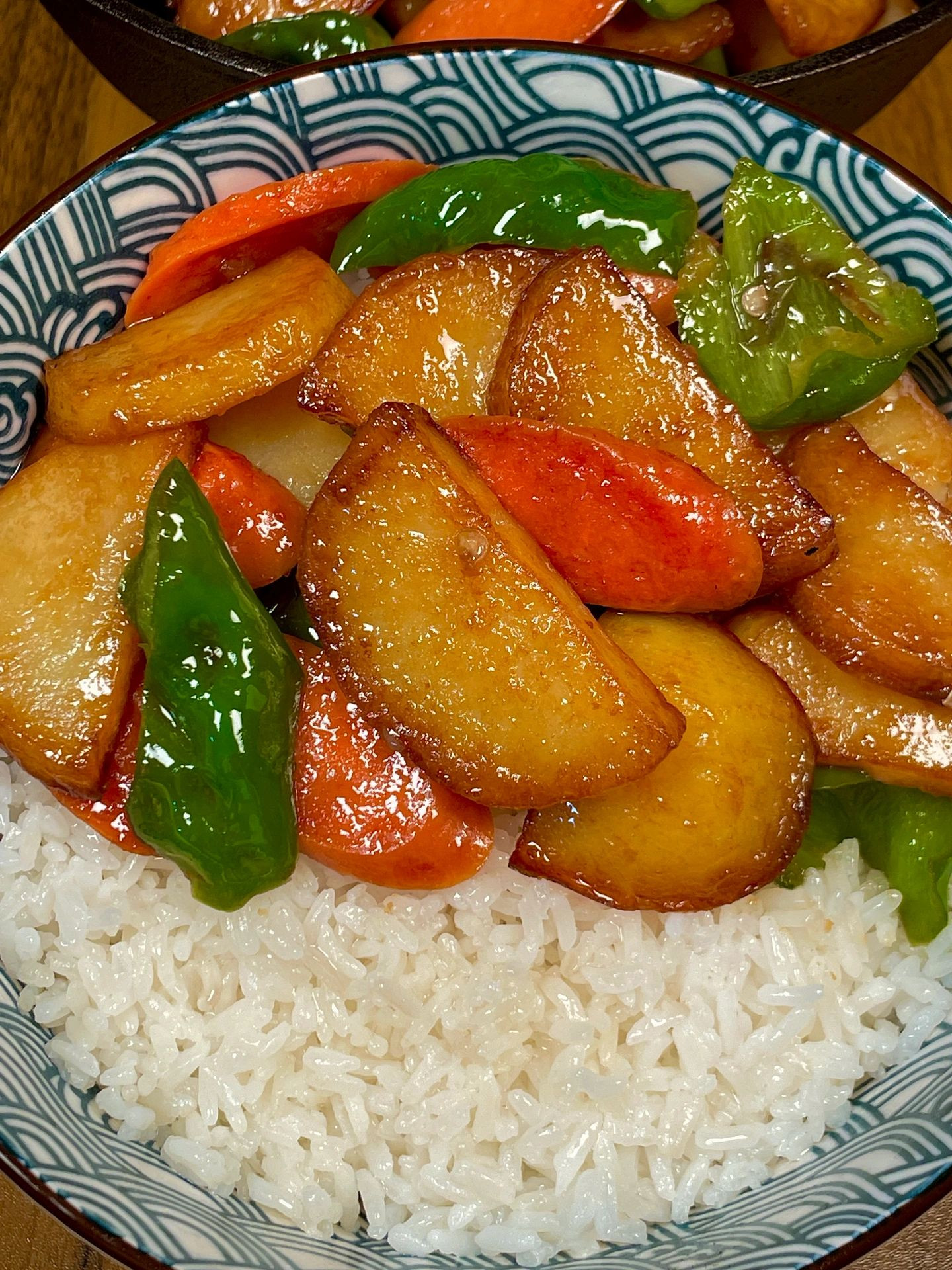 Món khoai tây chiên giòn xào xúc xích và ớt chuông sốt nước tương