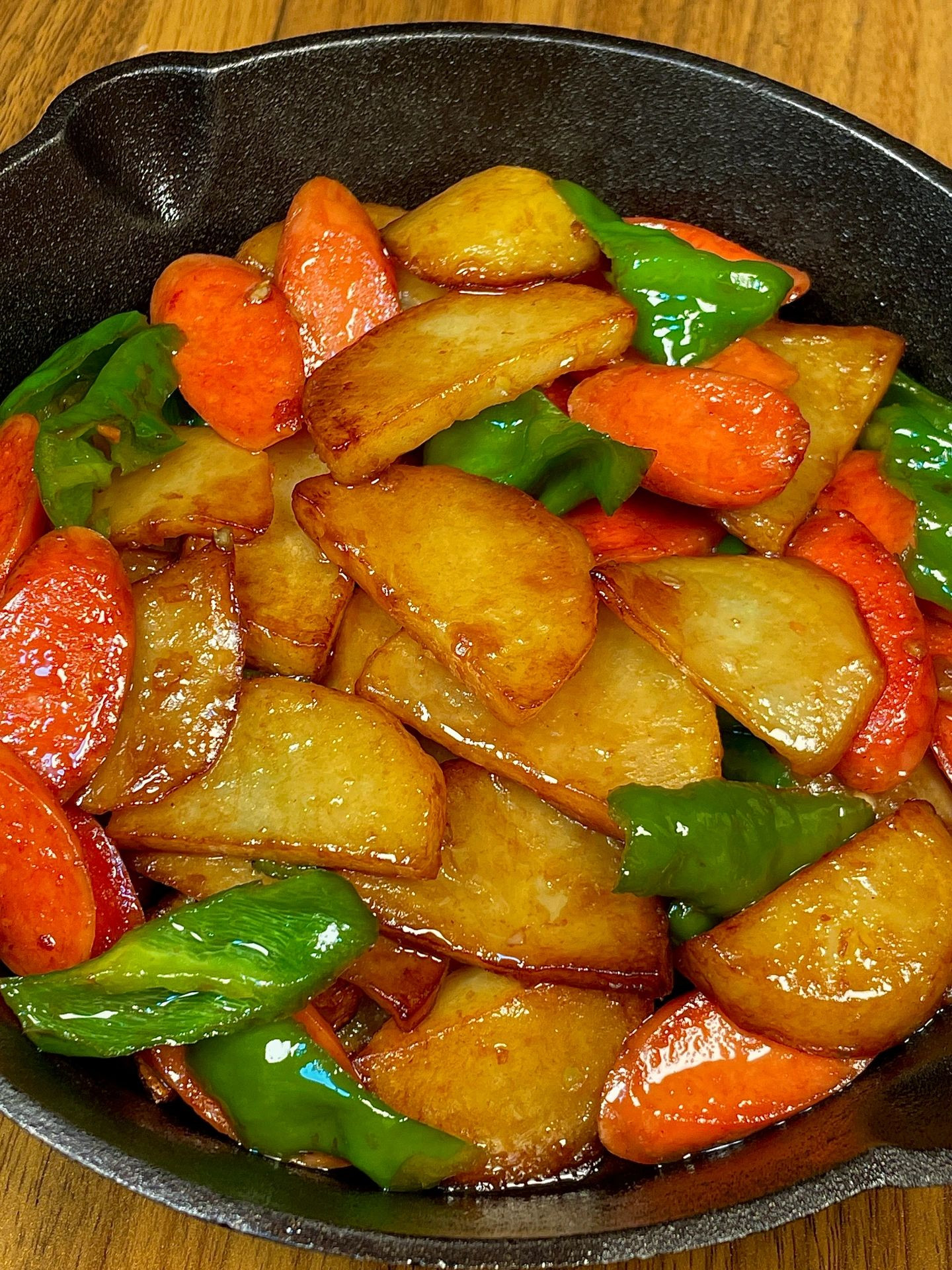 Món khoai tây chiên giòn xào xúc xích và ớt chuông sốt nước tương