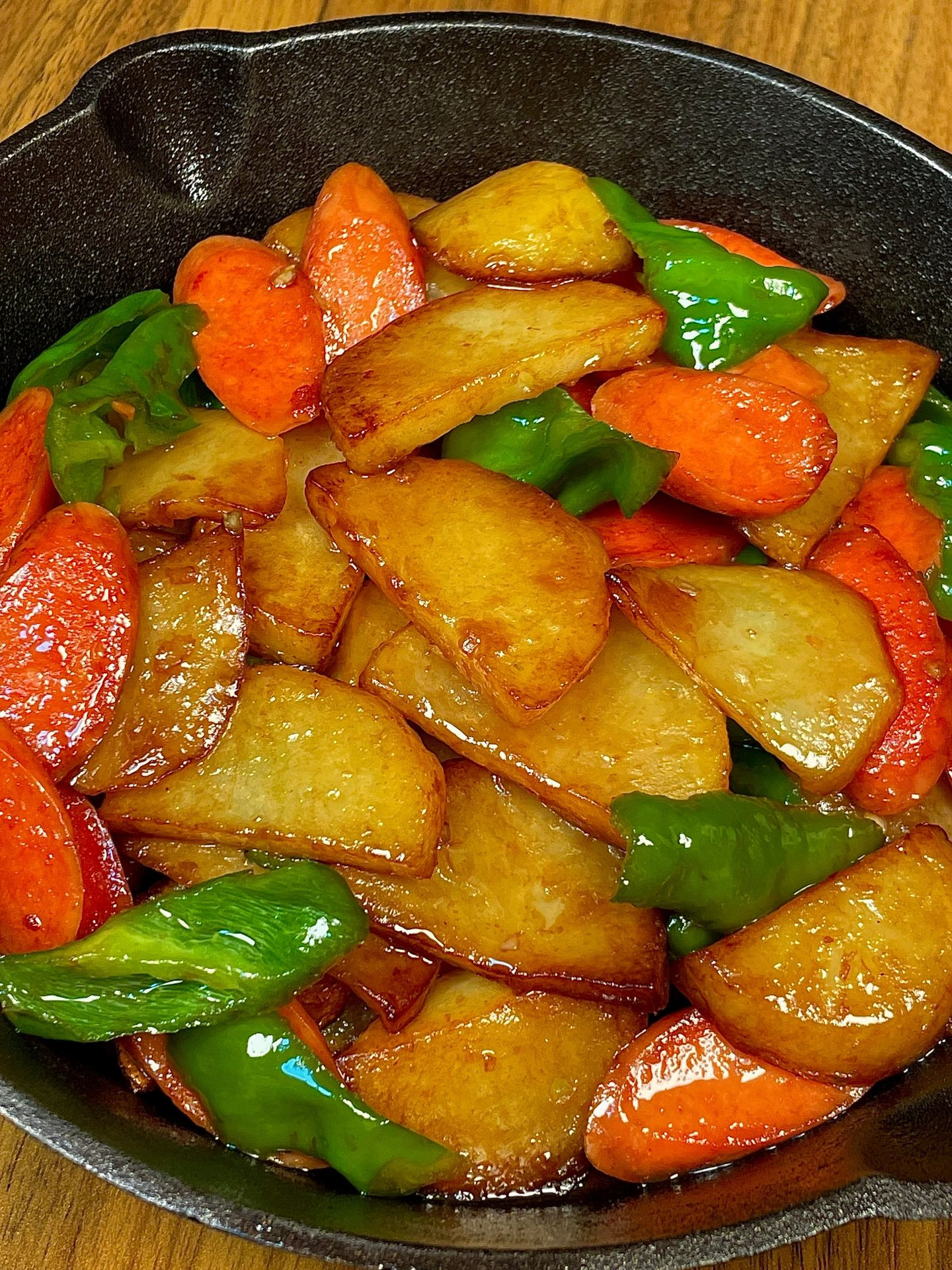 Món khoai tây chiên giòn xào xúc xích và ớt chuông sốt nước tương