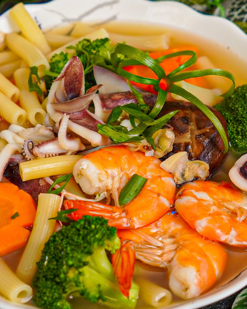 Món Nui Hải Sản Thanh Mát Với Tôm, Mực, Nghêu Và Rau Củ