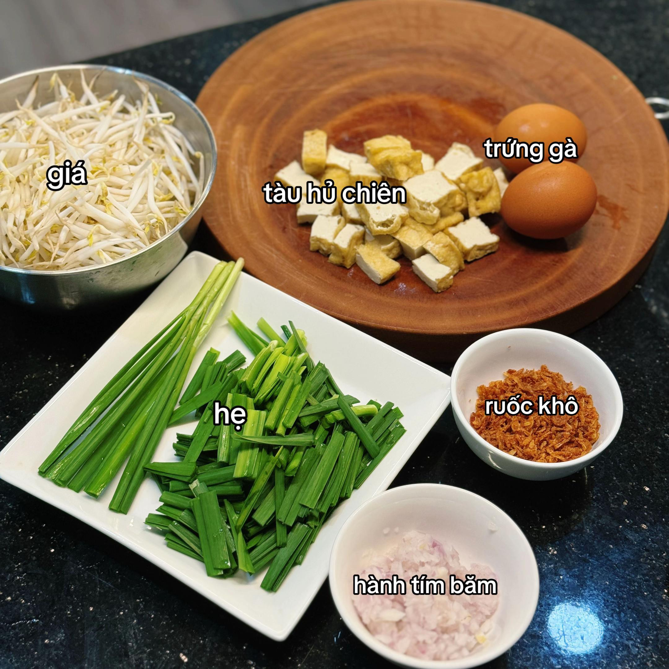 Món Padthai Heo Quay - Công thức nấu mì xào Thái với thịt heo quay, tàu hủ chiên và giá đỗ