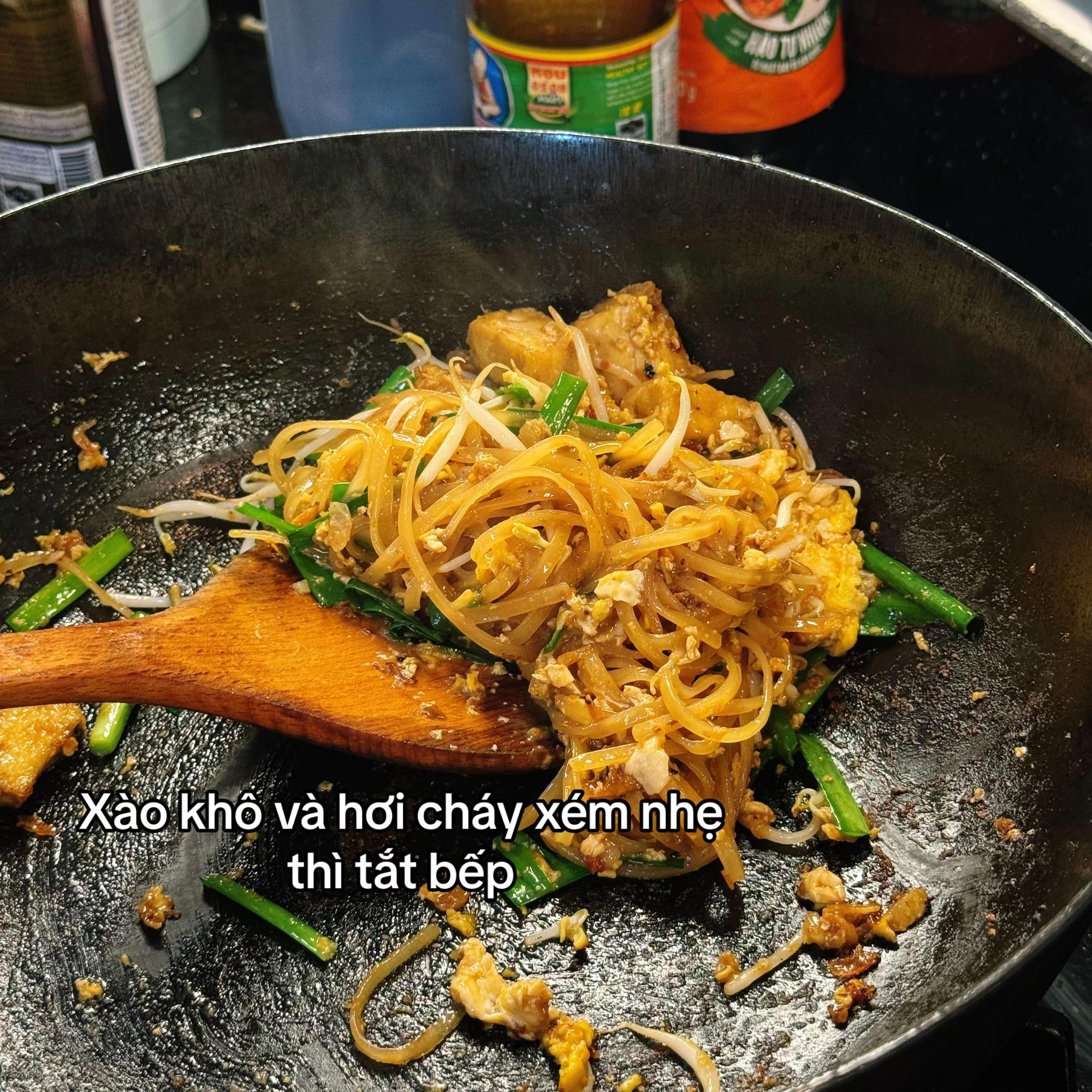 Món Padthai Heo Quay - Công thức nấu mì xào Thái với thịt heo quay, tàu hủ chiên và giá đỗ