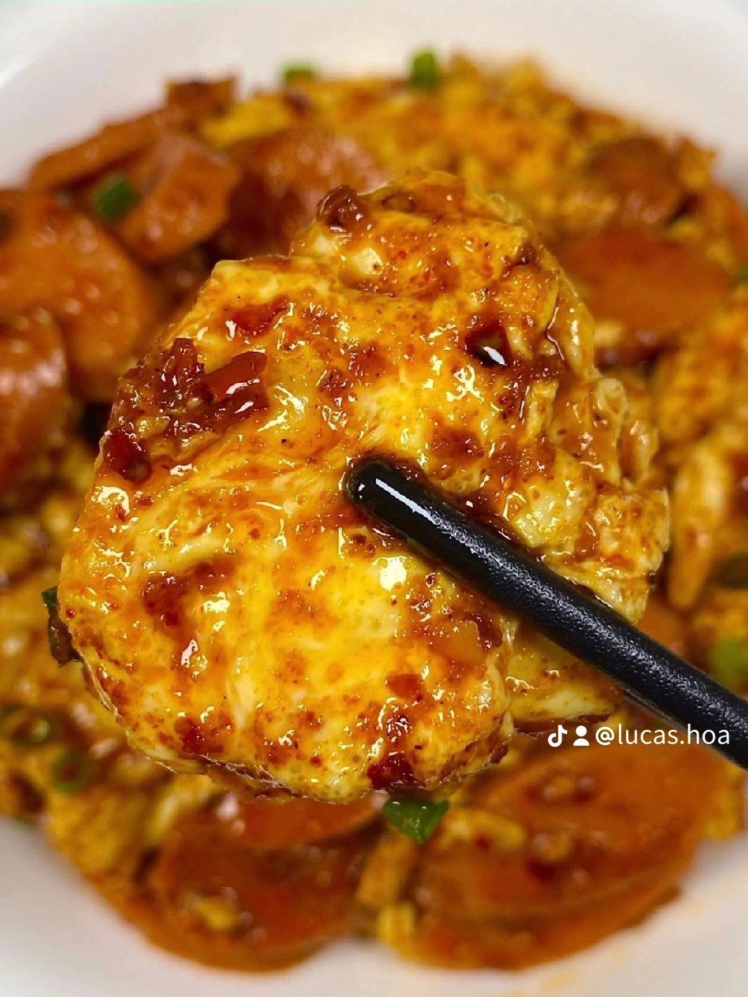 Món trứng xào xúc xích sốt chua ngọt ăn cơm, công thức chế biến đơn giản tại nhà