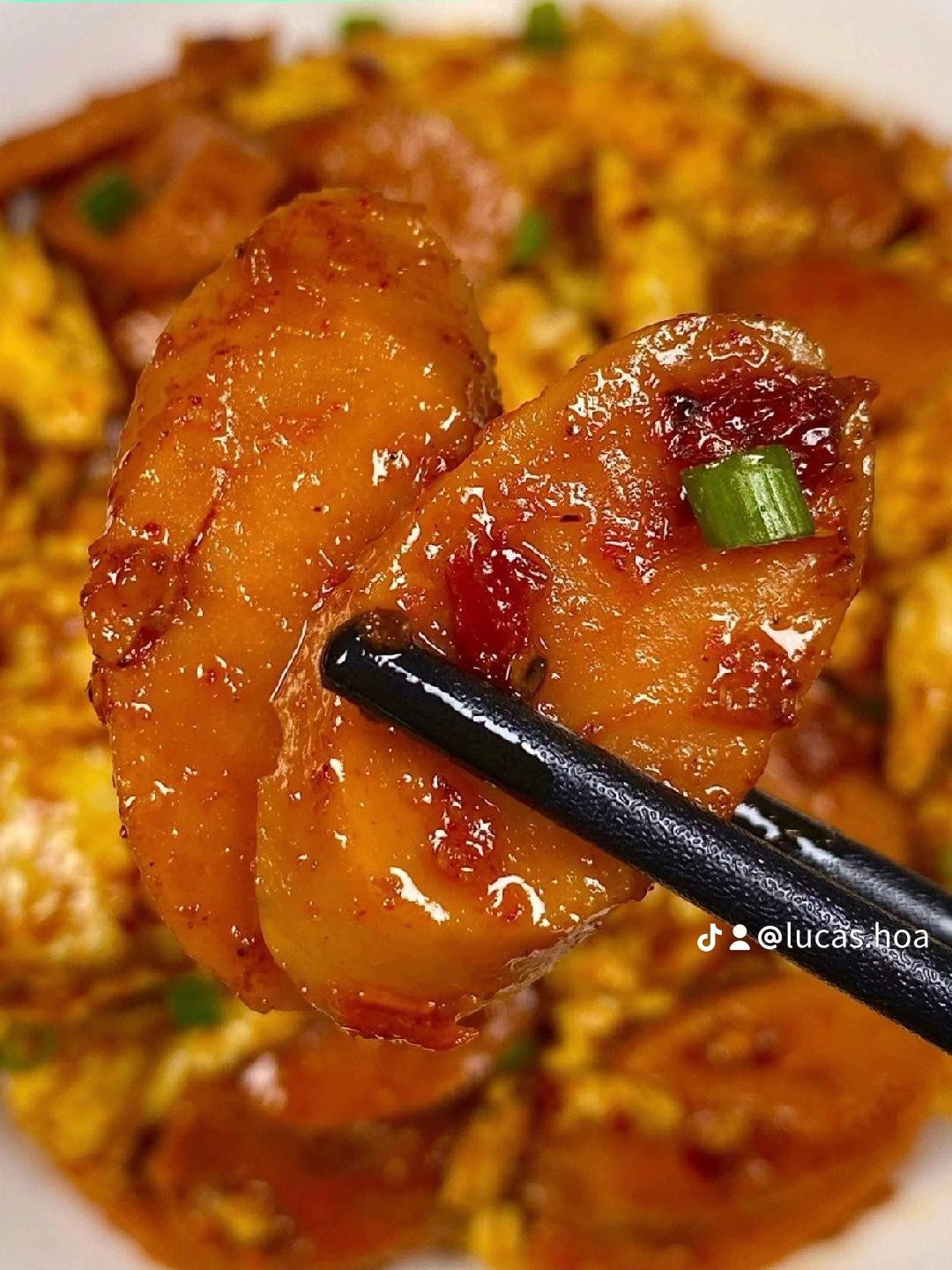 Món trứng xào xúc xích sốt chua ngọt ăn cơm, công thức chế biến đơn giản tại nhà