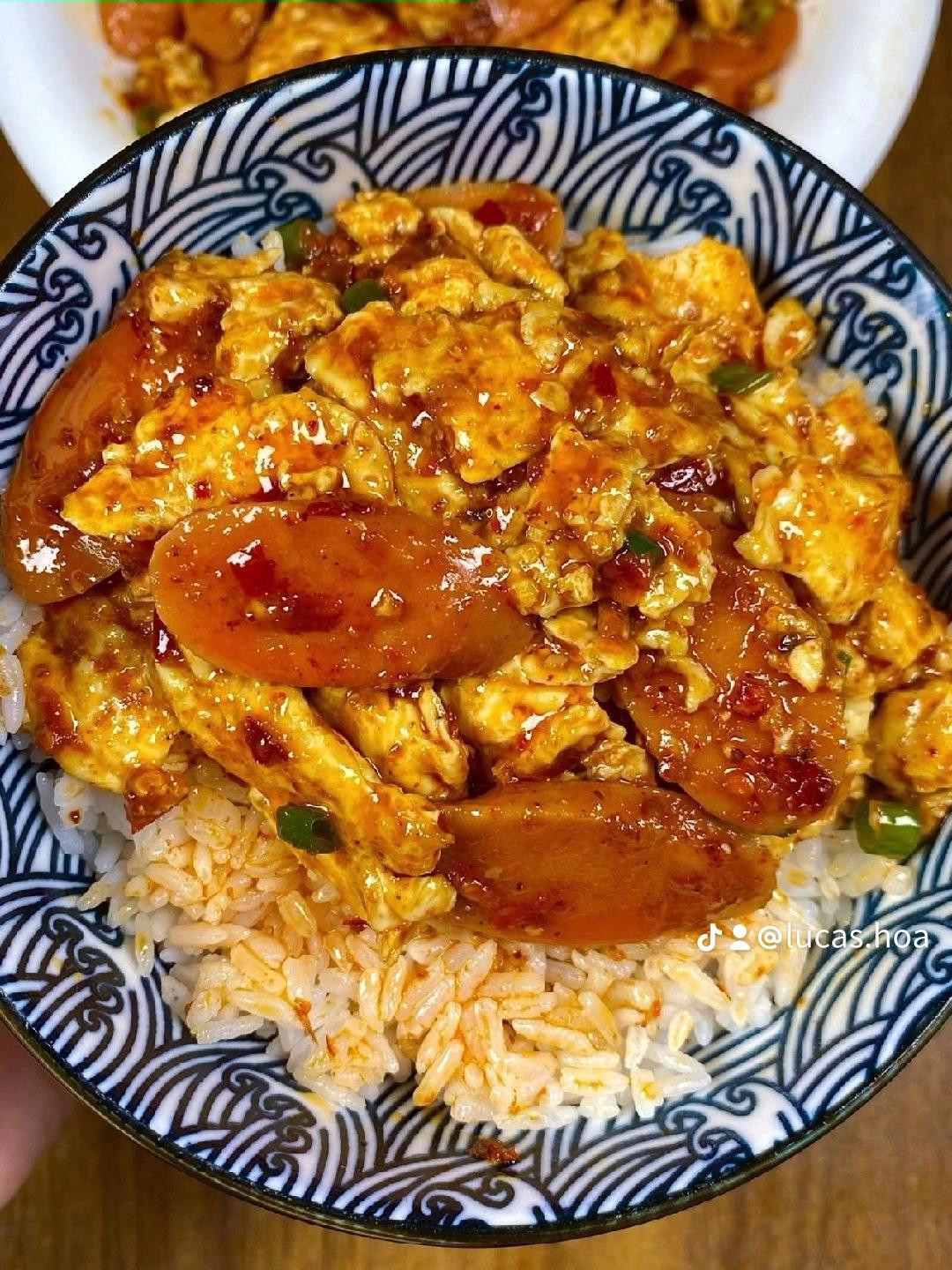 Món trứng xào xúc xích sốt chua ngọt ăn cơm, công thức chế biến đơn giản tại nhà