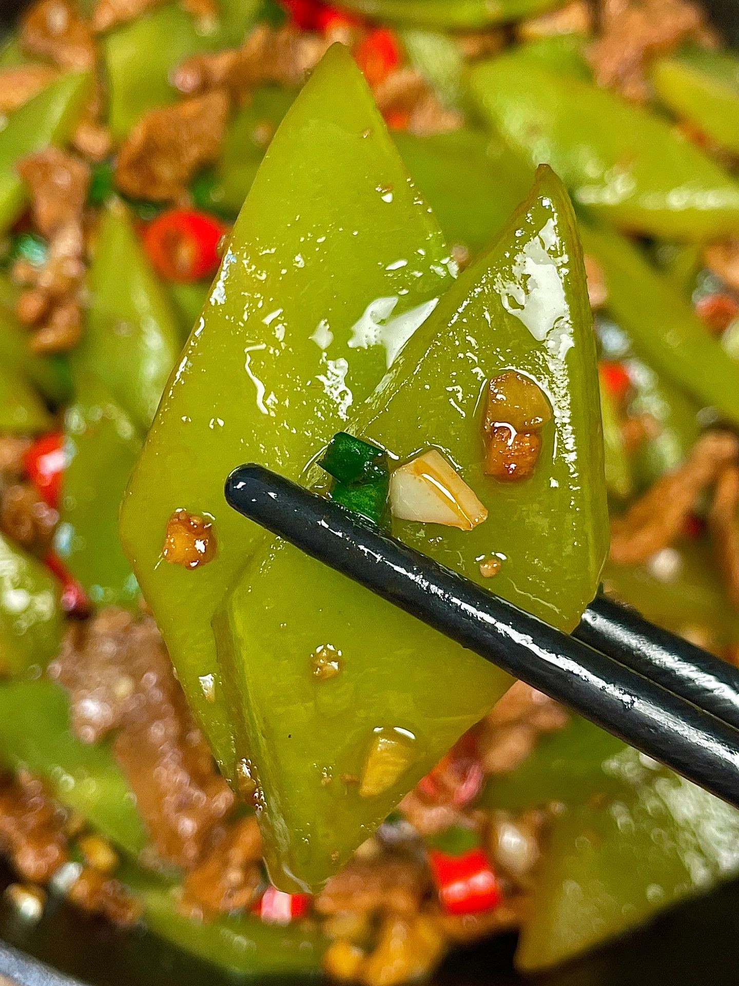 Món xào thịt bò với rau diếp ngồng, ớt đỏ và tỏi