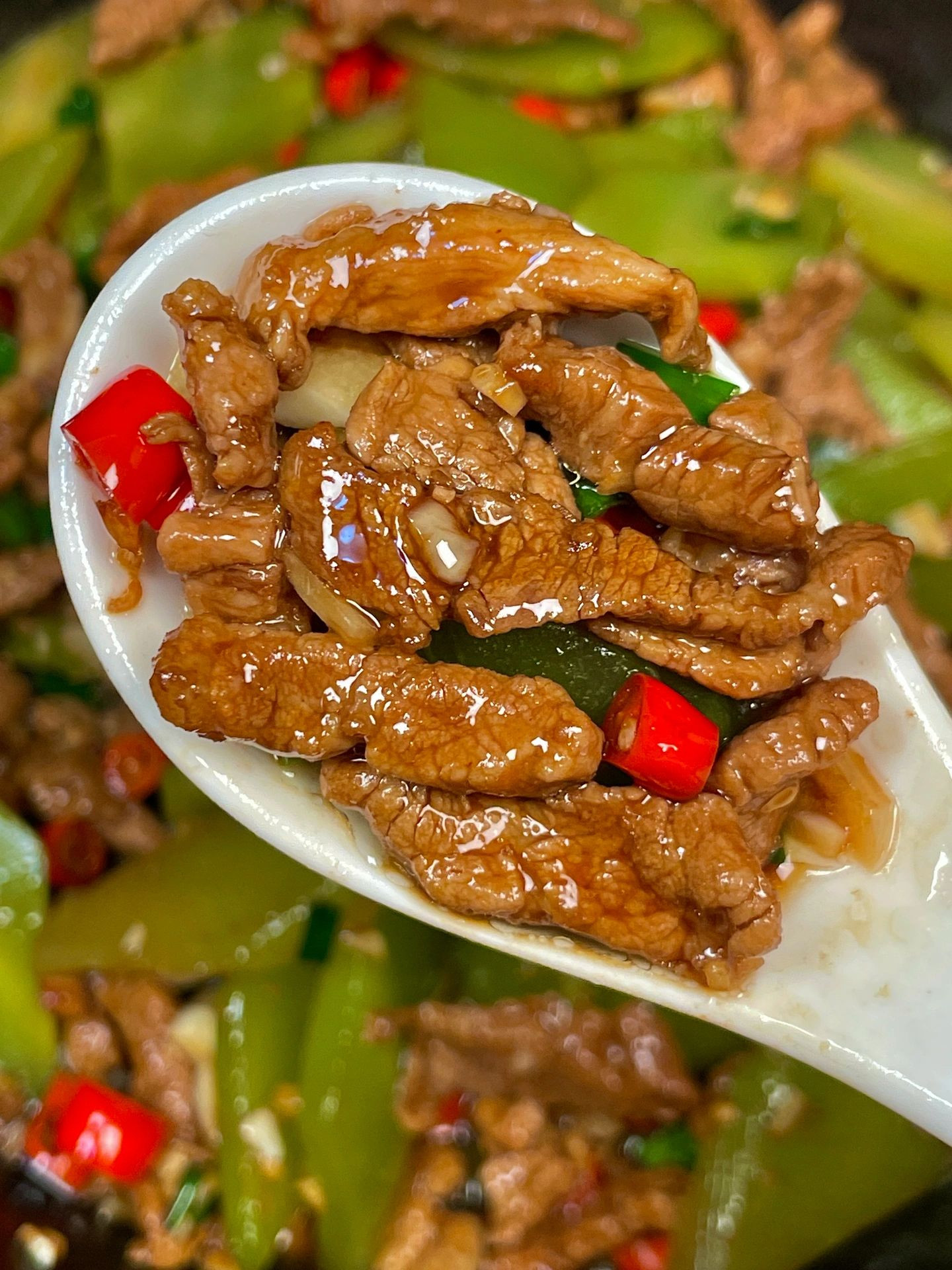 Món xào thịt bò với rau diếp ngồng, ớt đỏ và tỏi