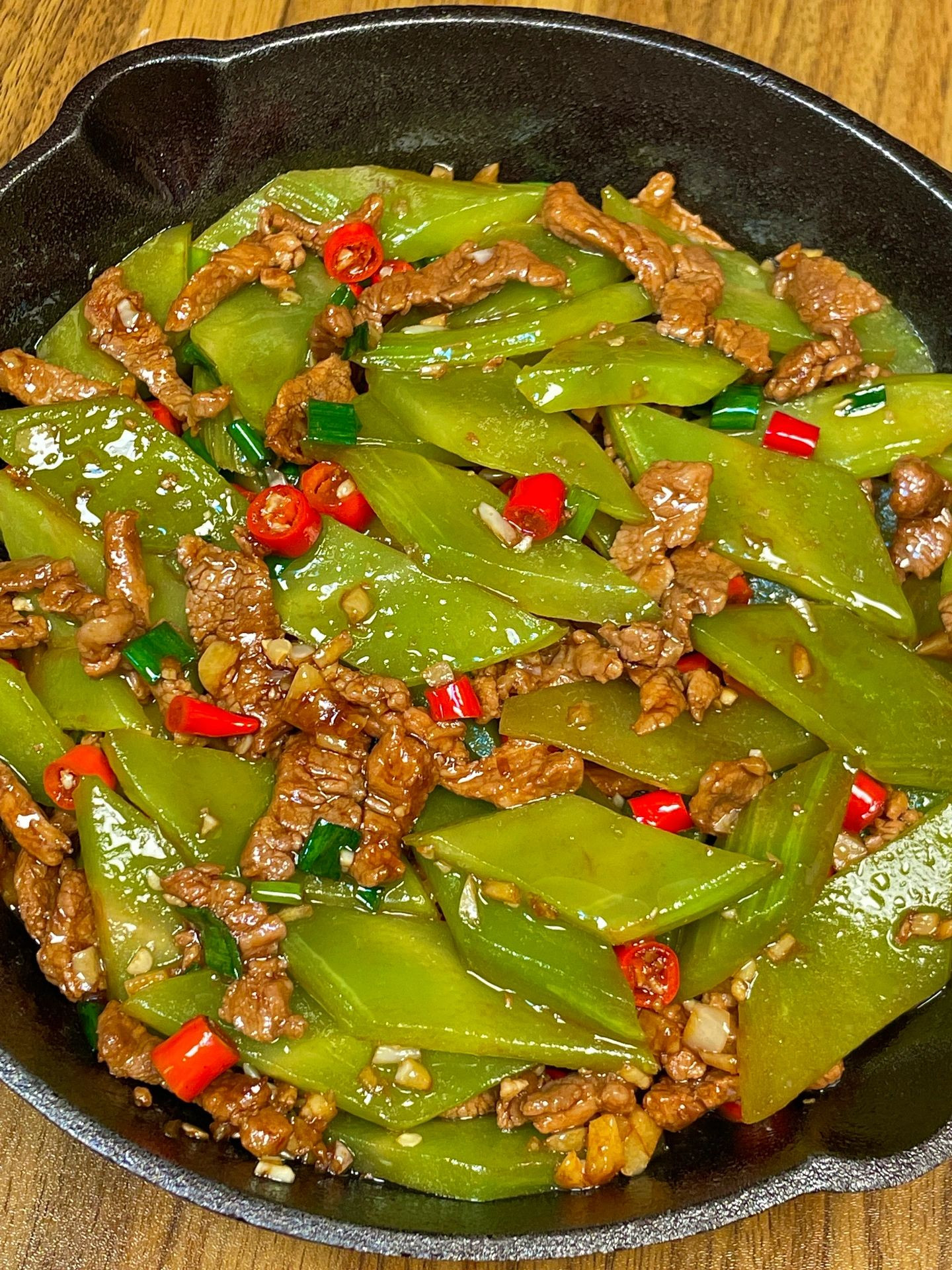 Món xào thịt bò với rau diếp ngồng, ớt đỏ và tỏi