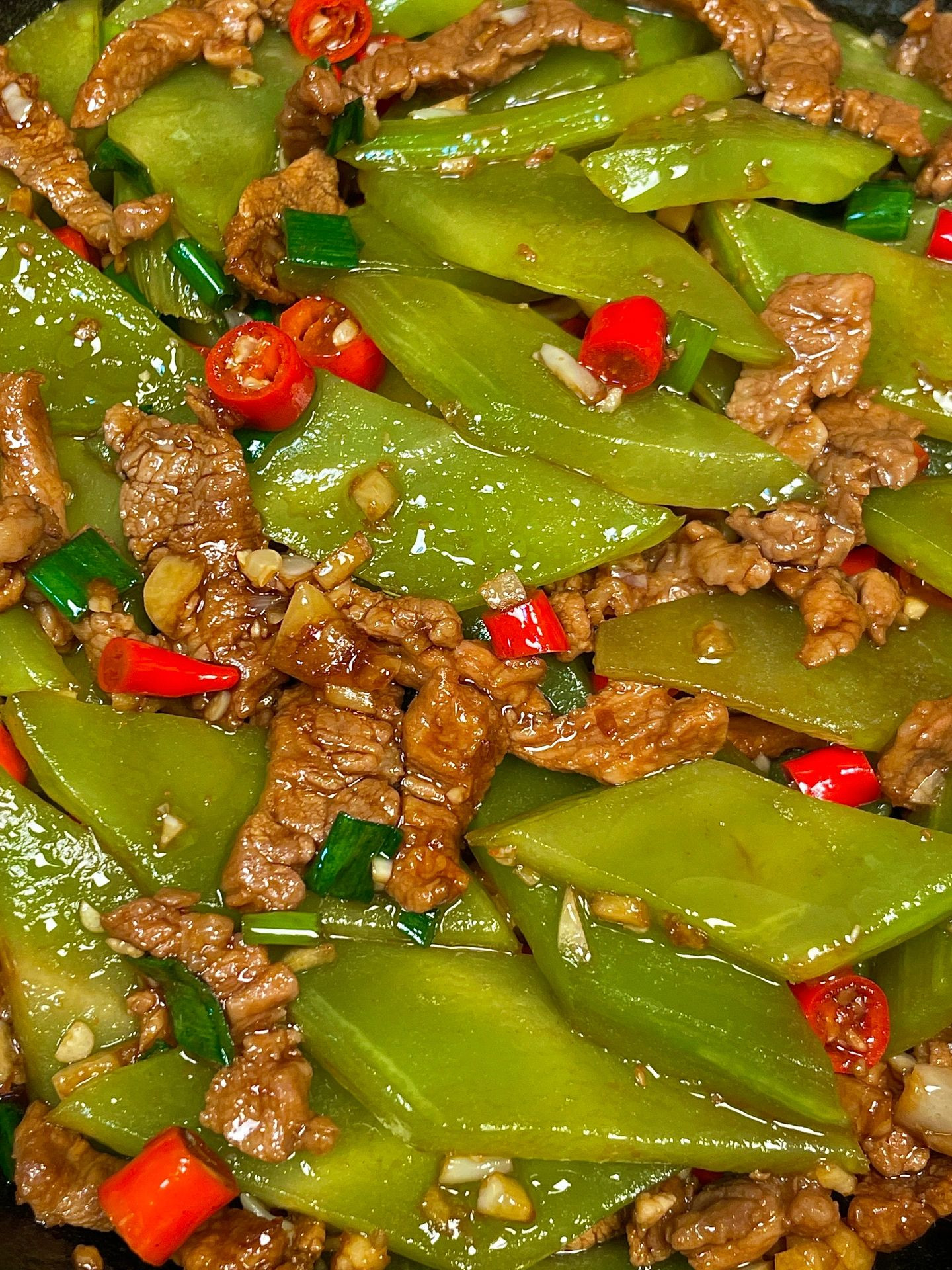 Món xào thịt bò với rau diếp ngồng, ớt đỏ và tỏi