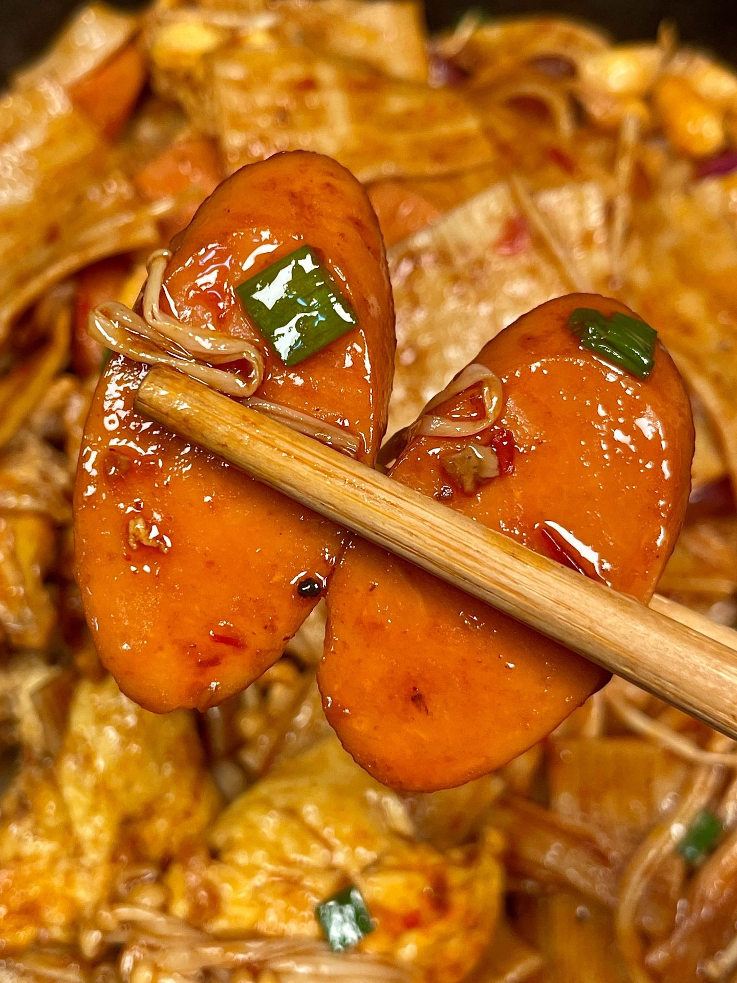 Món xào váng đậu, nấm kim châm và xúc xích sốt cà chua