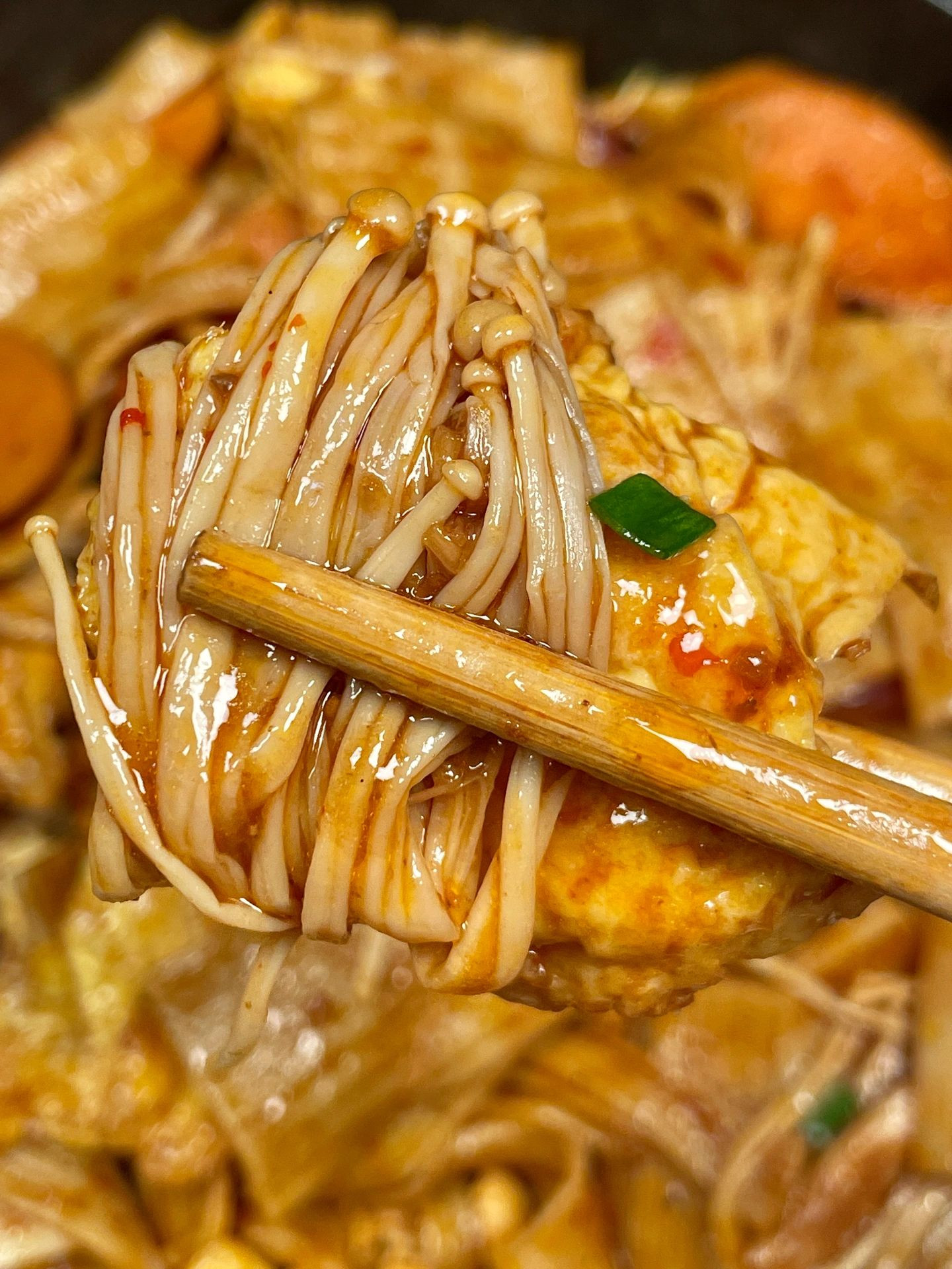 Món xào váng đậu, nấm kim châm và xúc xích sốt cà chua