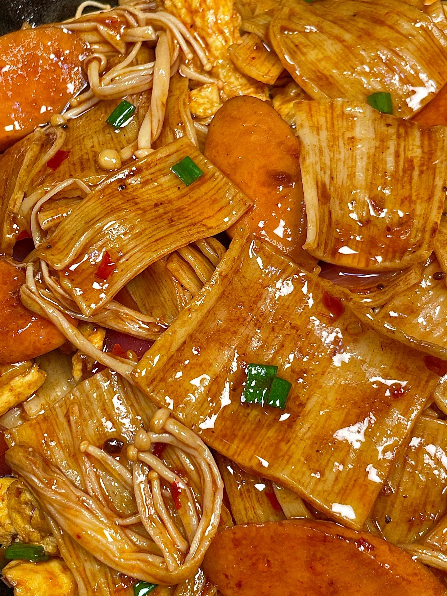 Món xào váng đậu, nấm kim châm và xúc xích sốt cà chua