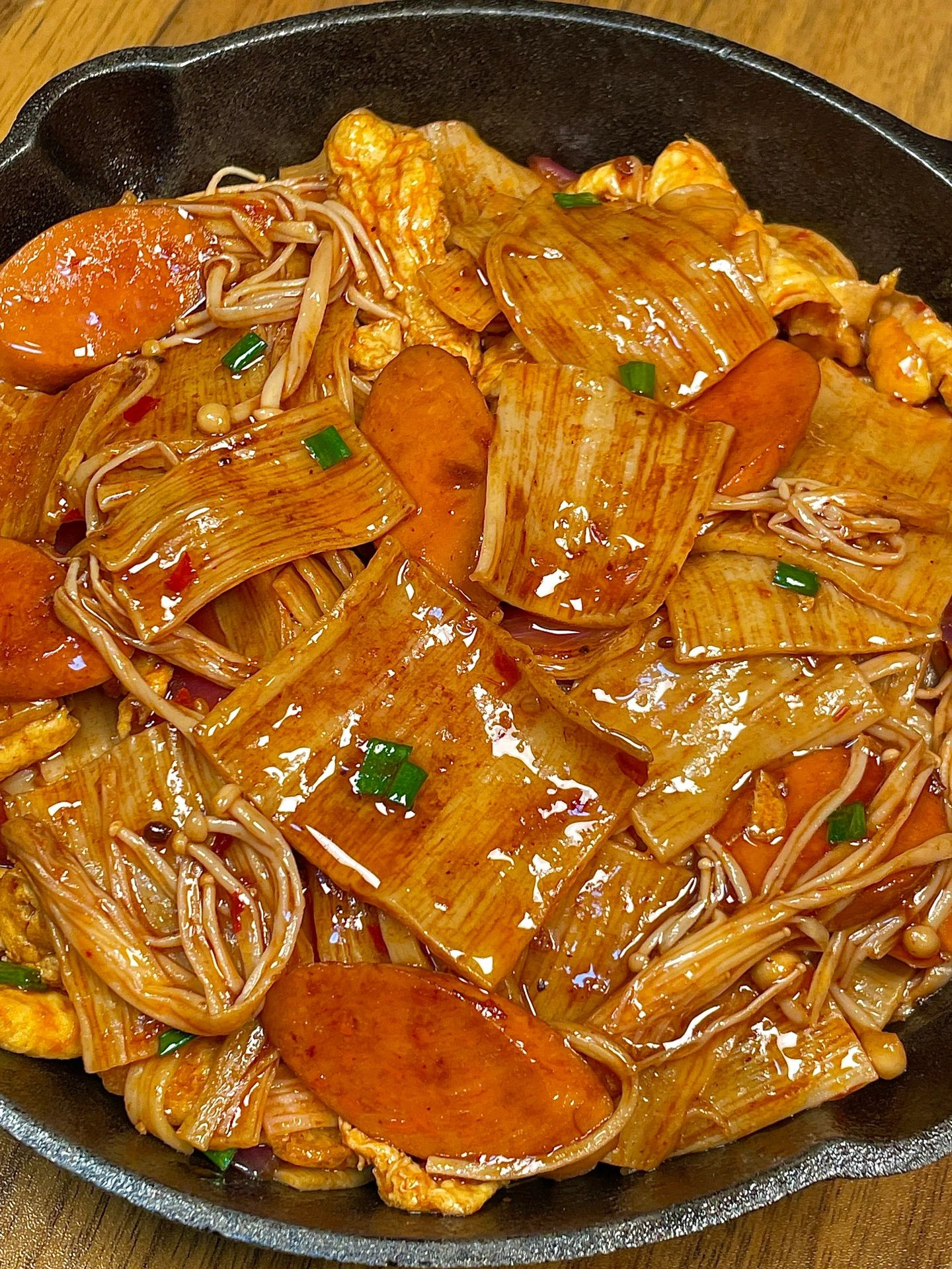 Món xào váng đậu, nấm kim châm và xúc xích sốt cà chua