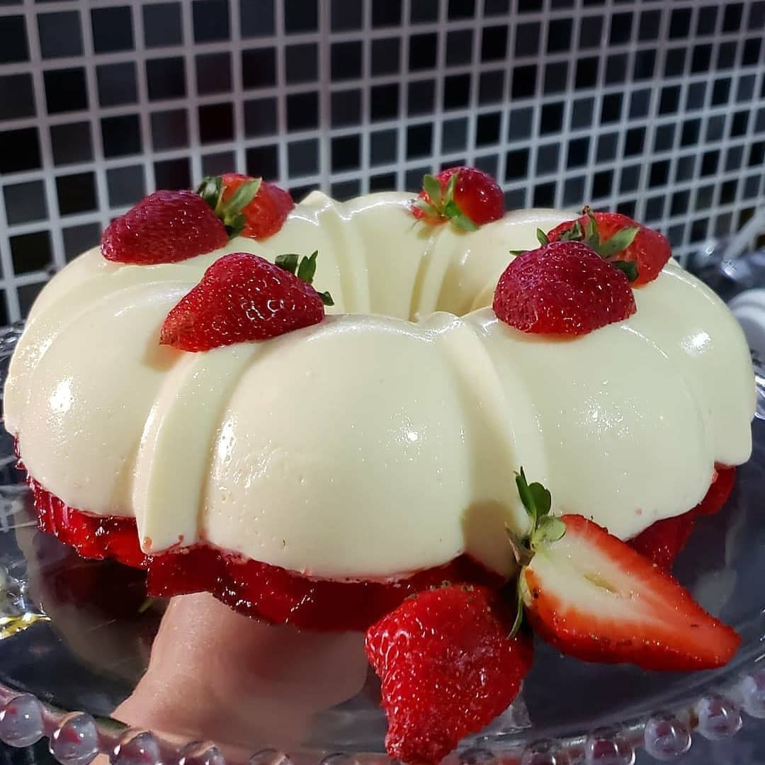 Mousse de Leite Ninho com Gelatina e Morangos