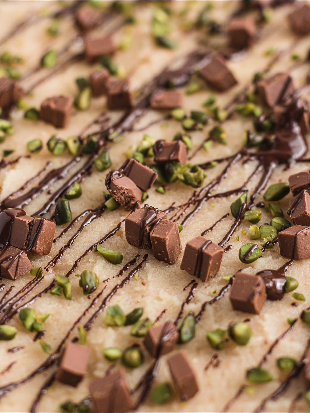 Mozartkugel Hefezopf: Festlicher Hefeteigzopf mit Marzipan, Nougat und Pistazien