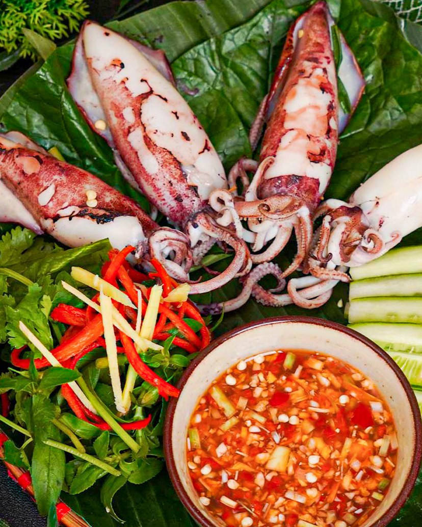 Mực Hấp Hành Gừng Ăn Kèm Rau Sống Chấm Mắm Gừng