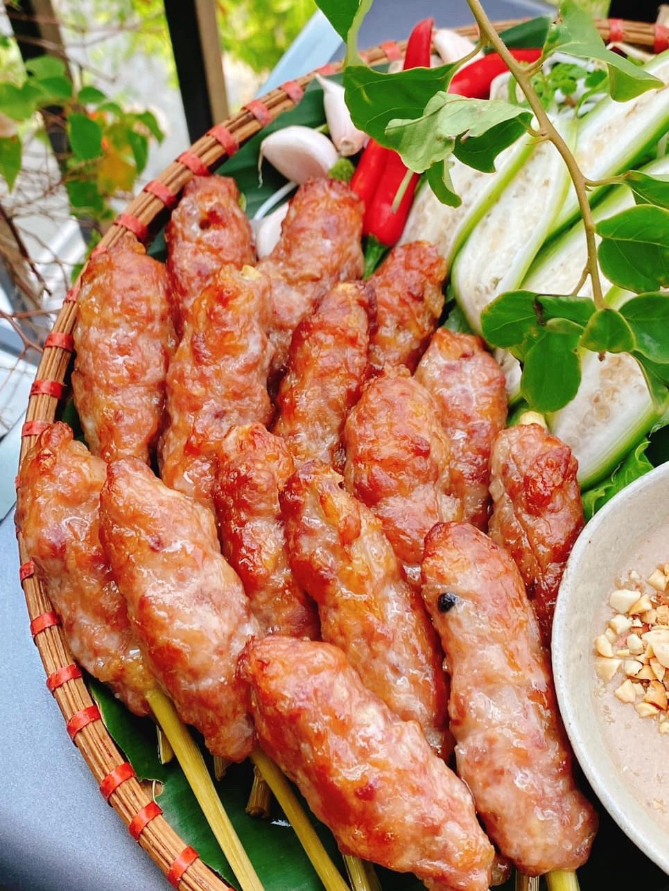 Nem nướng: Thịt nướng xiên que đậm đà ăn kèm bánh tráng, rau sống và nước chấm