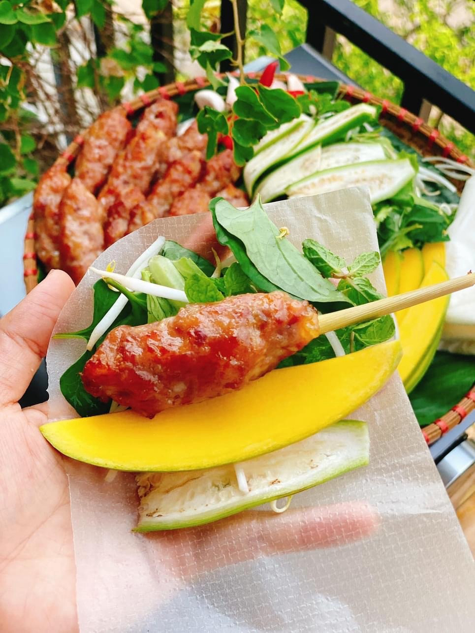 Nem nướng: Thịt nướng xiên que đậm đà ăn kèm bánh tráng, rau sống và nước chấm