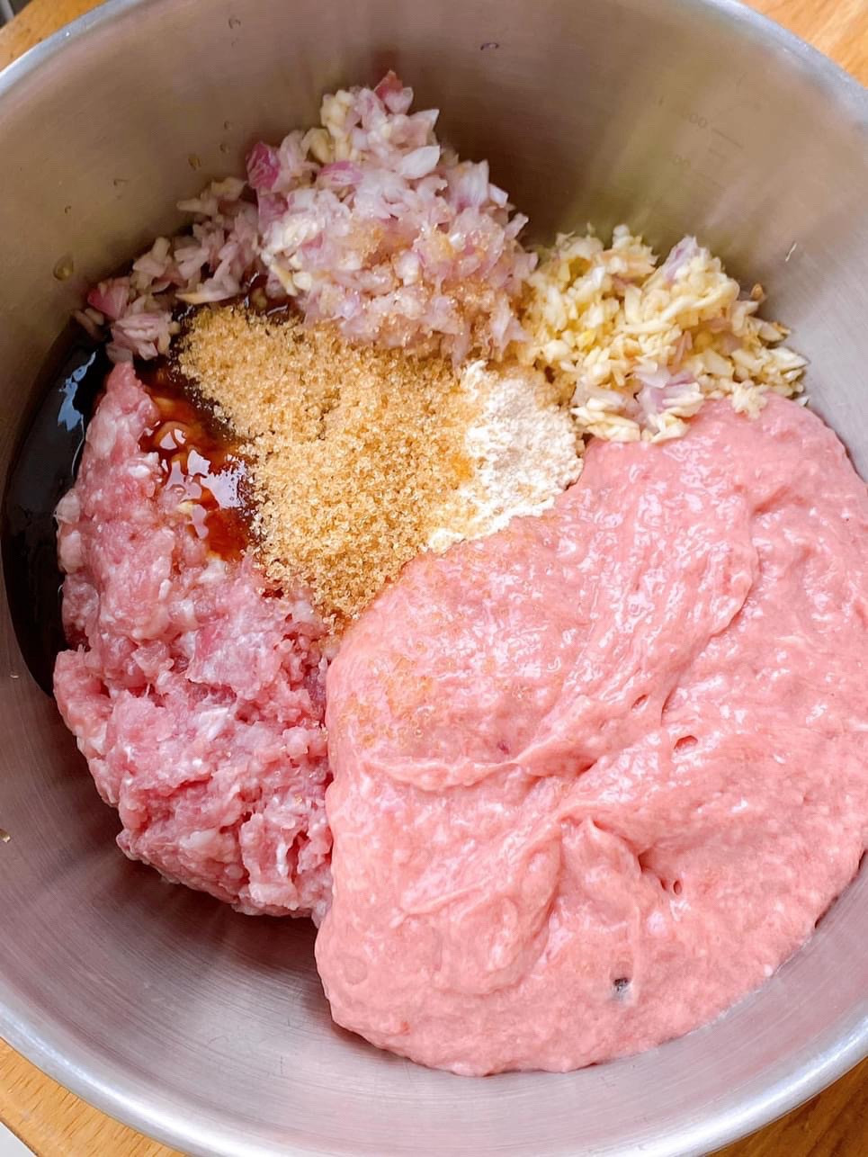 Nem nướng: Thịt nướng xiên que đậm đà ăn kèm bánh tráng, rau sống và nước chấm