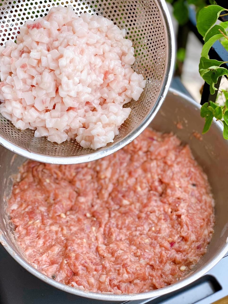 Nem nướng: Thịt nướng xiên que đậm đà ăn kèm bánh tráng, rau sống và nước chấm