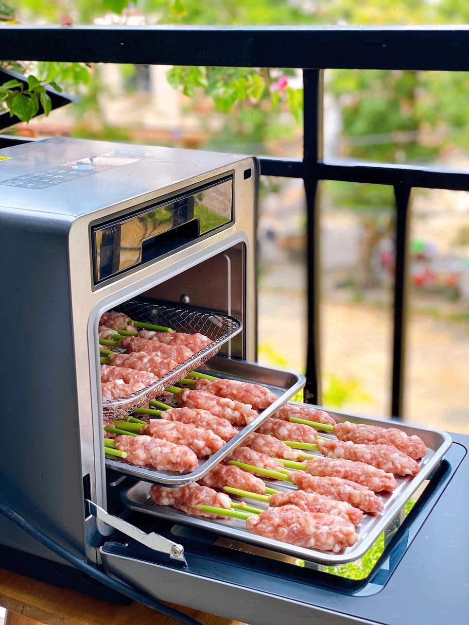 Nem nướng: Thịt nướng xiên que đậm đà ăn kèm bánh tráng, rau sống và nước chấm