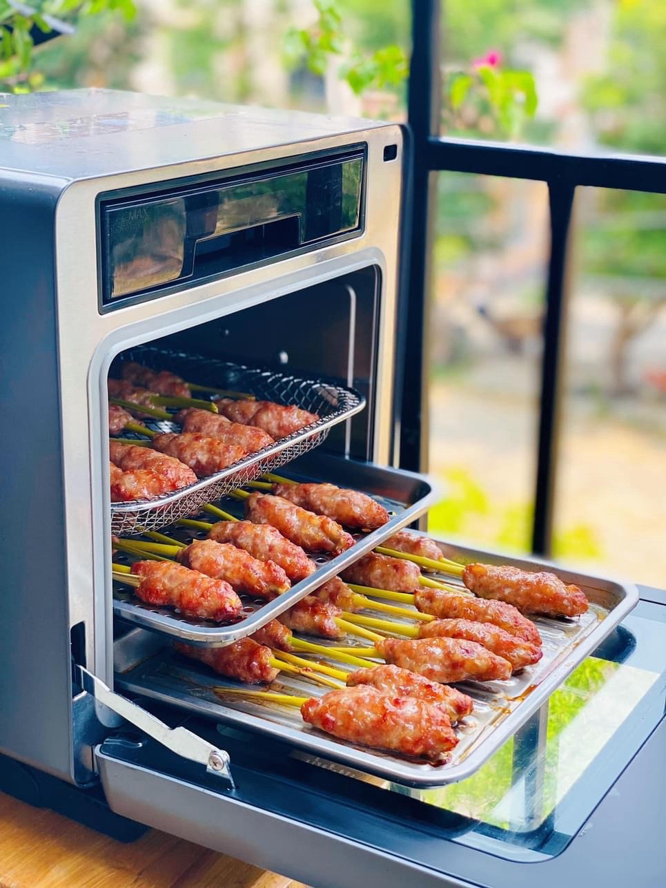 Nem nướng: Thịt nướng xiên que đậm đà ăn kèm bánh tráng, rau sống và nước chấm