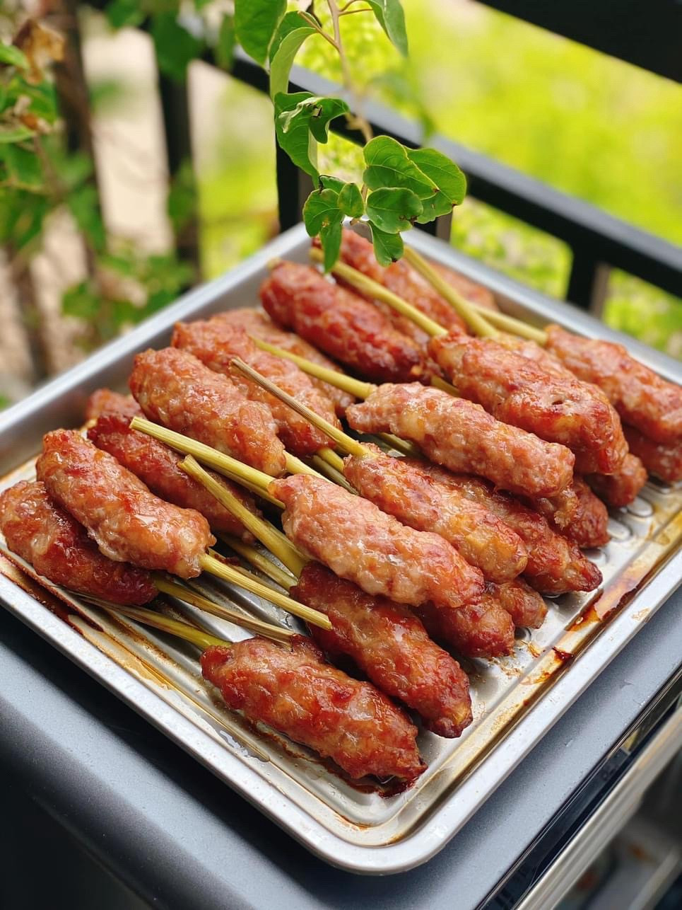 Nem nướng: Thịt nướng xiên que đậm đà ăn kèm bánh tráng, rau sống và nước chấm