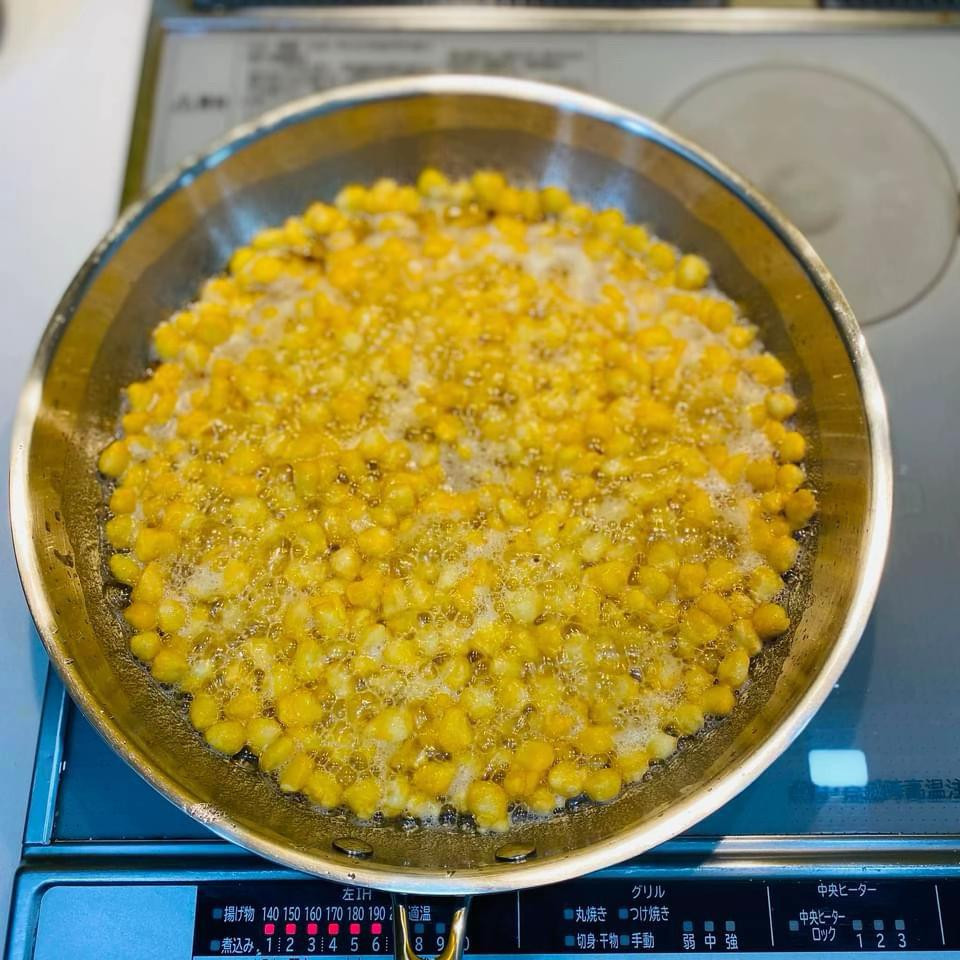 Ngô chiên lắc phô mai giòn tan, món ăn vặt đơn giản từ ngô ngọt, bột chiên giòn và trứng gà