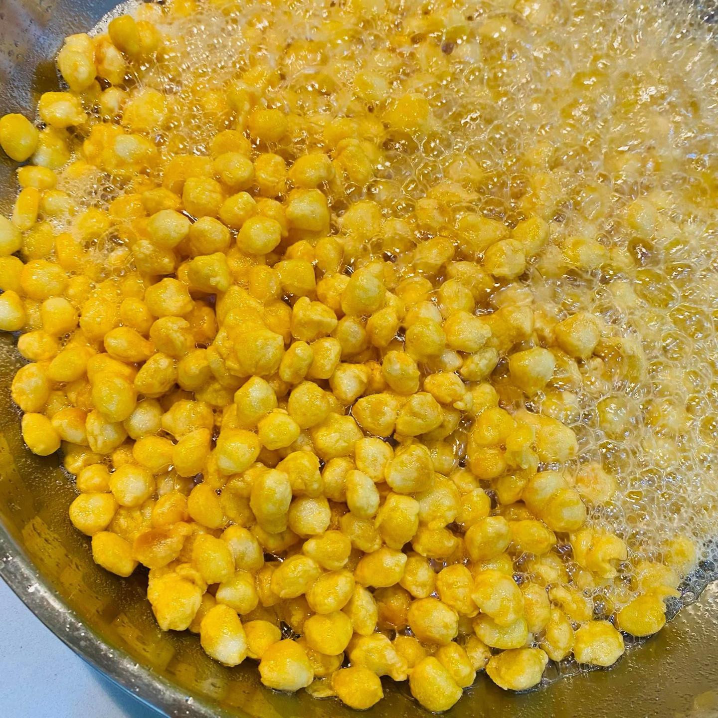 Ngô chiên lắc phô mai giòn tan, món ăn vặt đơn giản từ ngô ngọt, bột chiên giòn và trứng gà