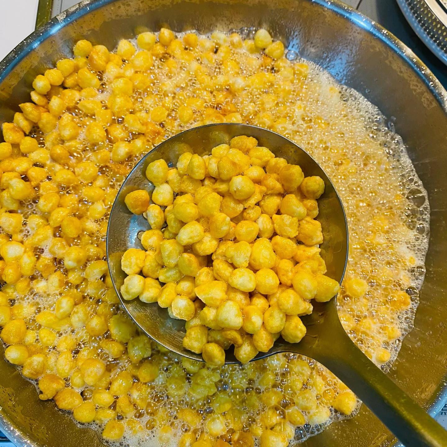 Ngô chiên lắc phô mai giòn tan, món ăn vặt đơn giản từ ngô ngọt, bột chiên giòn và trứng gà