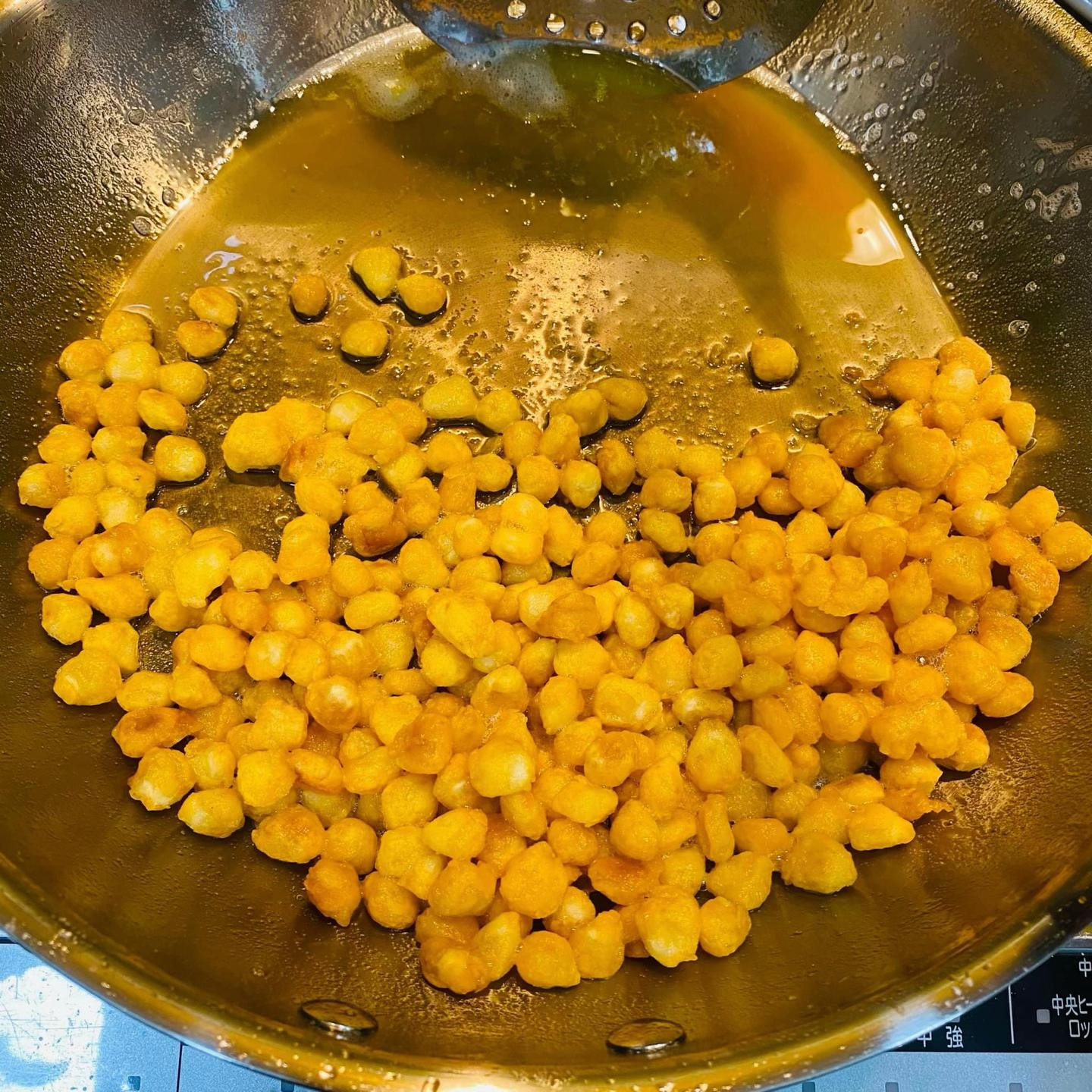 Ngô chiên lắc phô mai giòn tan, món ăn vặt đơn giản từ ngô ngọt, bột chiên giòn và trứng gà