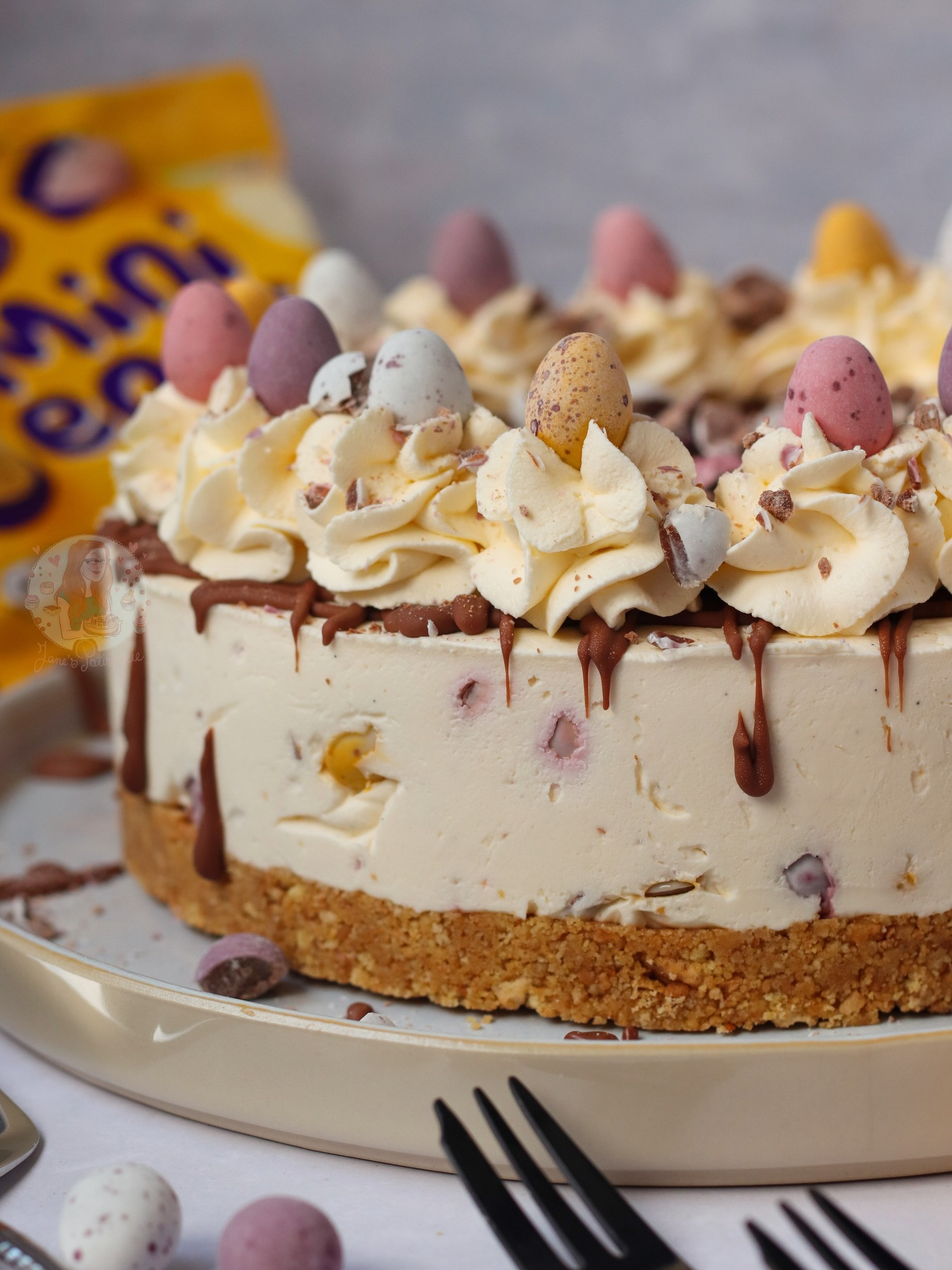 No-Bake Cadbury Mini Egg Cheesecake with Cream Cheese Filling and Chocolate Drizzle